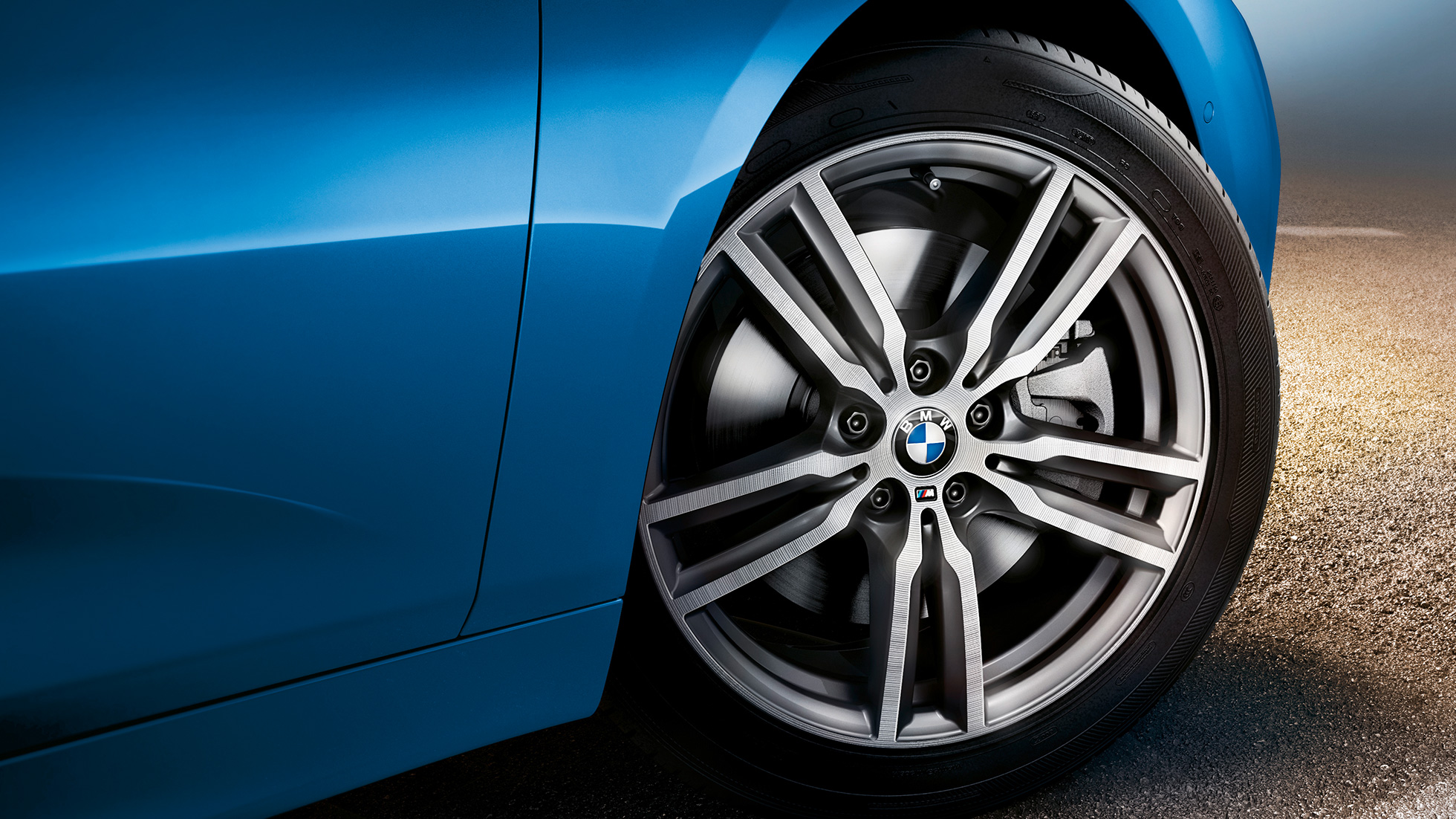 Könnyűfém keréktárcsák, BMW 2 Gran Tourer Könnyűfém keréktárcsák, BMW 2 Gran Tourer, F46, Facelift 2018, Misano kék metál, közelről