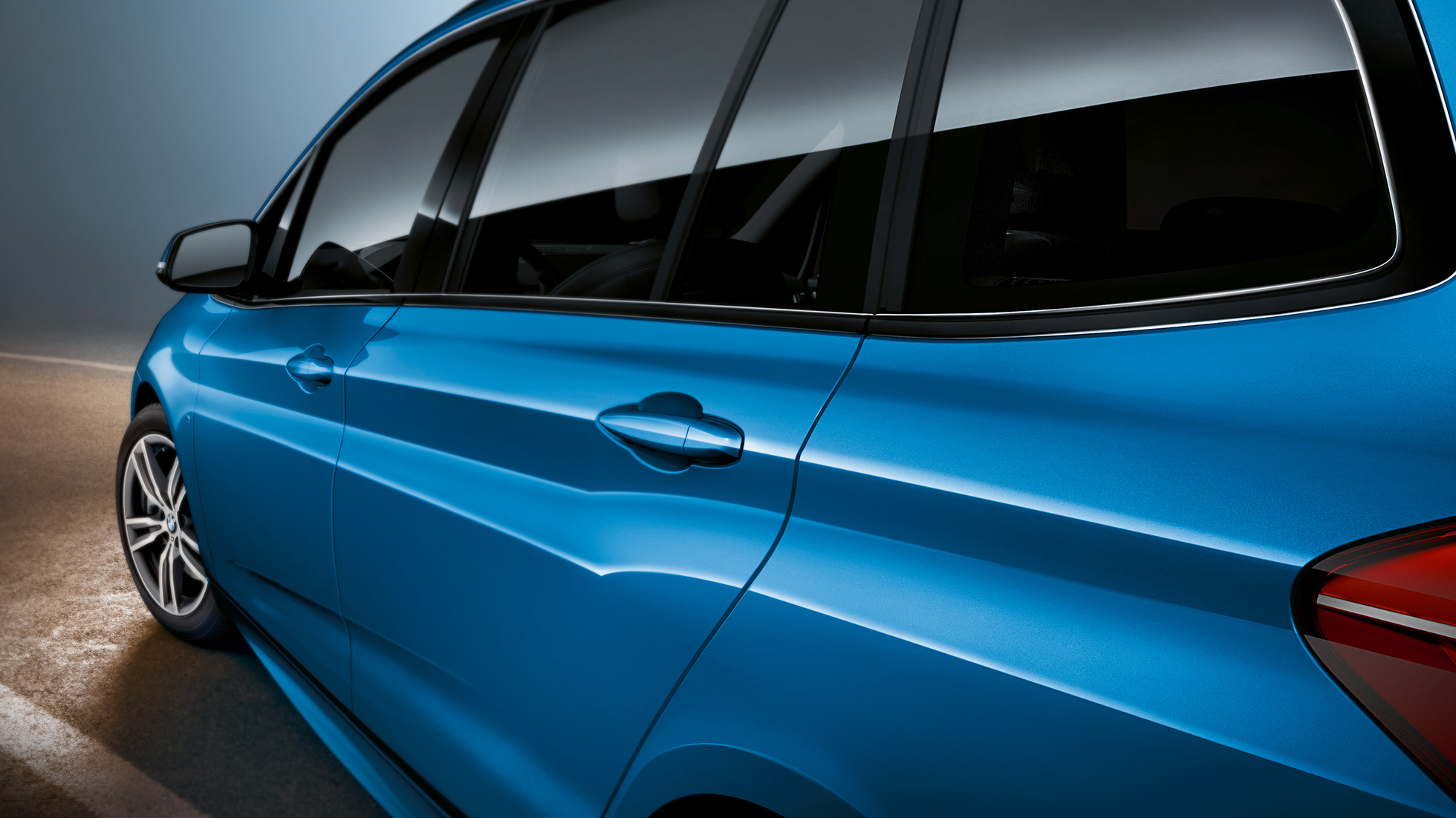 Oldalsó szekció, BMW 2 Gran Tourer Oldalsó szekció, BMW 2 Gran Tourer, F46, Facelift 2018, Misano kék metál, közelről