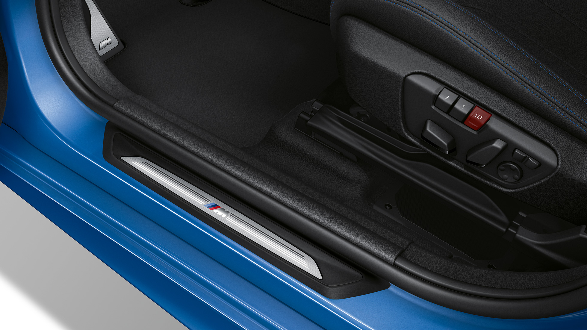 Ajtóküszöb-borítások, BMW 2 Gran Tourer, M Sport modell Ajtóküszöb-borítások, BMW 2 Gran Tourer, 220d xDrive, M Sport modell, F46, 2018, Estoril kék metál, az autó közelről