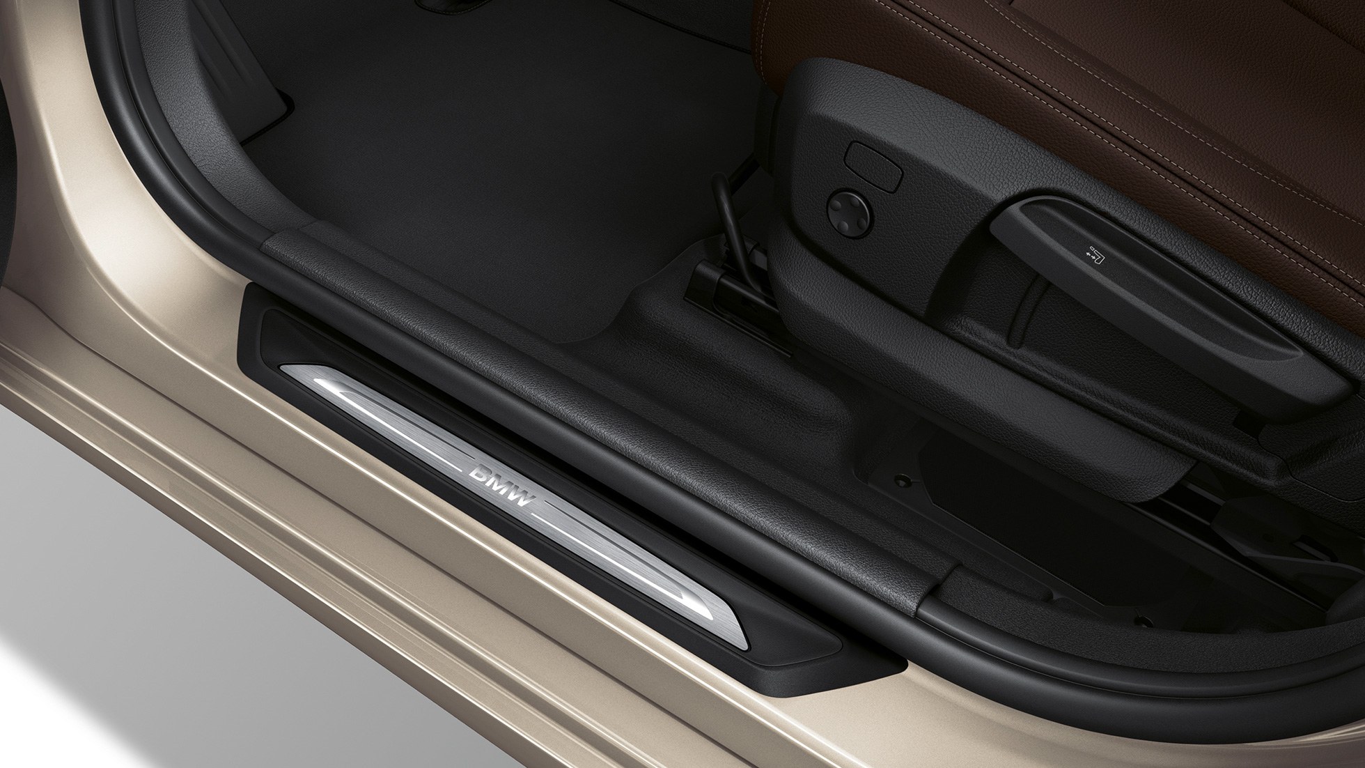 Ajtóküszöb-borítások, BMW 2 Gran Tourer, Luxury Line modell Ajtóküszöb-borítások, BMW 2 Gran Tourer, 218d xDrive, Luxury Line modell, F46, 2018, Kashmir ezüst, közelről