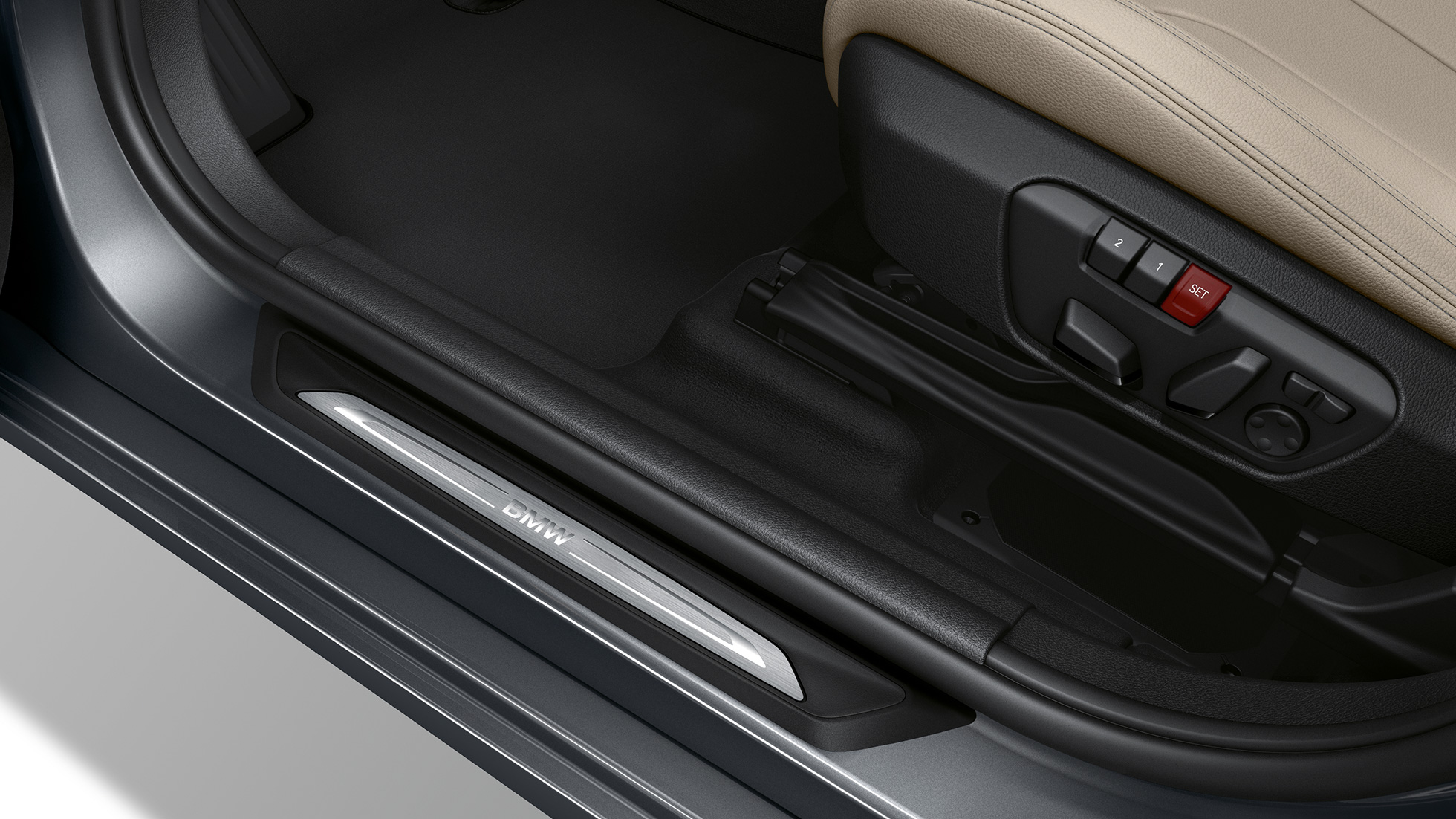 Ajtóküszöb-borítások, BMW 2 Gran Tourer, Sport Line modell Ajtóküszöb-borítások, BMW 2 Gran Tourer, 220d, Sport Line modell, F46, 2018, Mineral szürke metál, közelről
