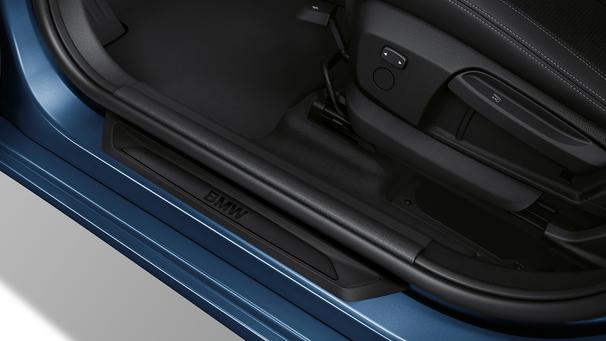 Ajtóküszöb-borítások, BMW 2 Gran Tourer, Advantage modell Ajtóküszöb-borítások, BMW 2 Gran Tourer, 218i, Advantage modell, F46, 2018, Phytonic kék, közelről