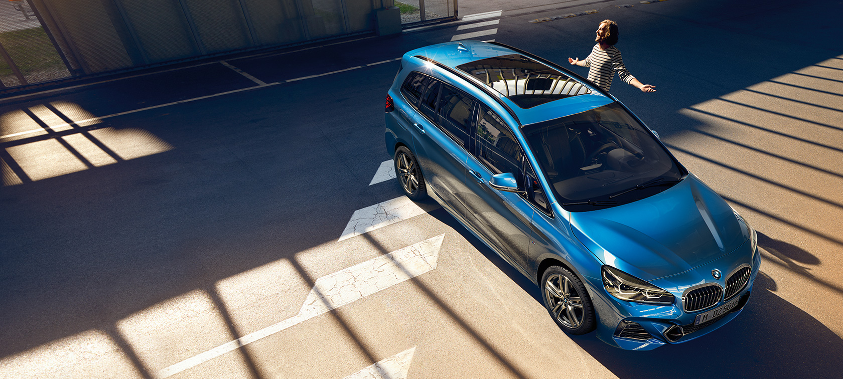 Egy BMW 2 Gran Tourer egy családdal Egy család áll egy BMW 2 Gran Tourer mellett, F46, Facelift 2018, Misano kék metál