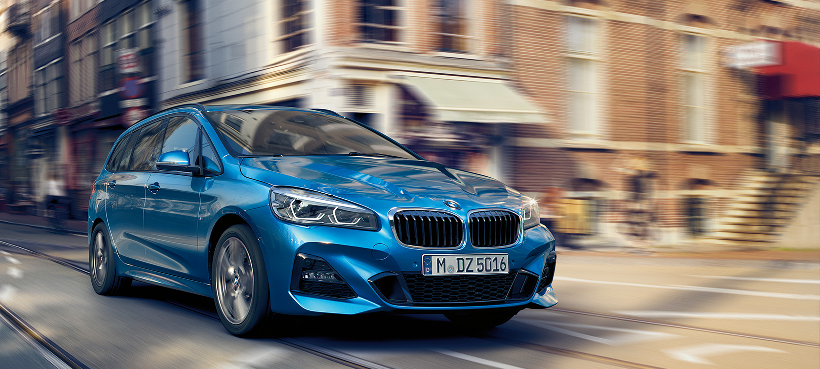 Egy úton haladó BMW 2 Gran Tourer BMW 2 Gran Tourer, F46, Facelift 2018, Misano kék metál, egy úton haladó autó rézsútos elölnézetből