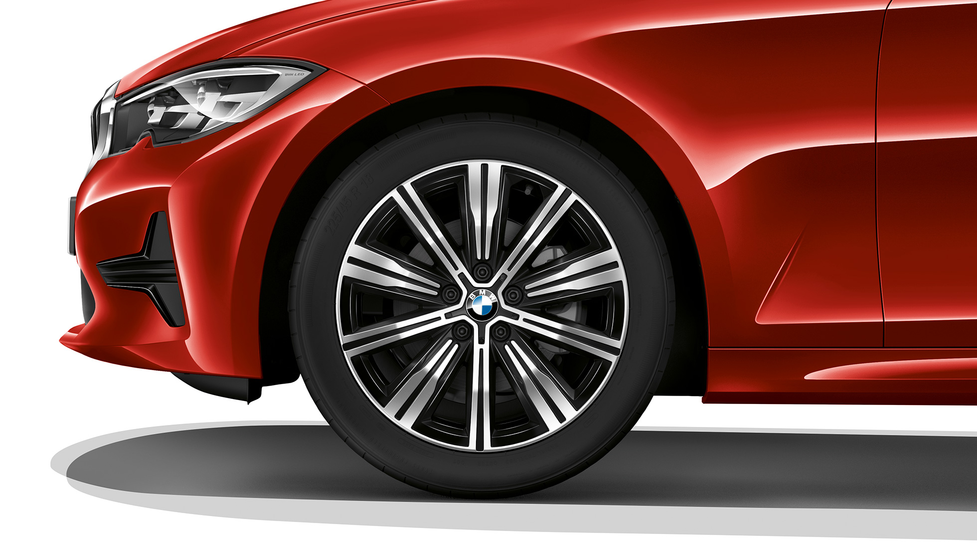 BMW 3-as Limousine Advantage modell, könnyűfém keréktárcsa. A BMW 3-as Limousine Advantage modell álló oldalnézete.,A BMW 3-as Limousine Advantage felszereltségű modell első ülései oldalnézetben, közelről.,BMW 3-as Limousine Advantage felszereltségű modell könnyűfém keréktárcsája közelről.