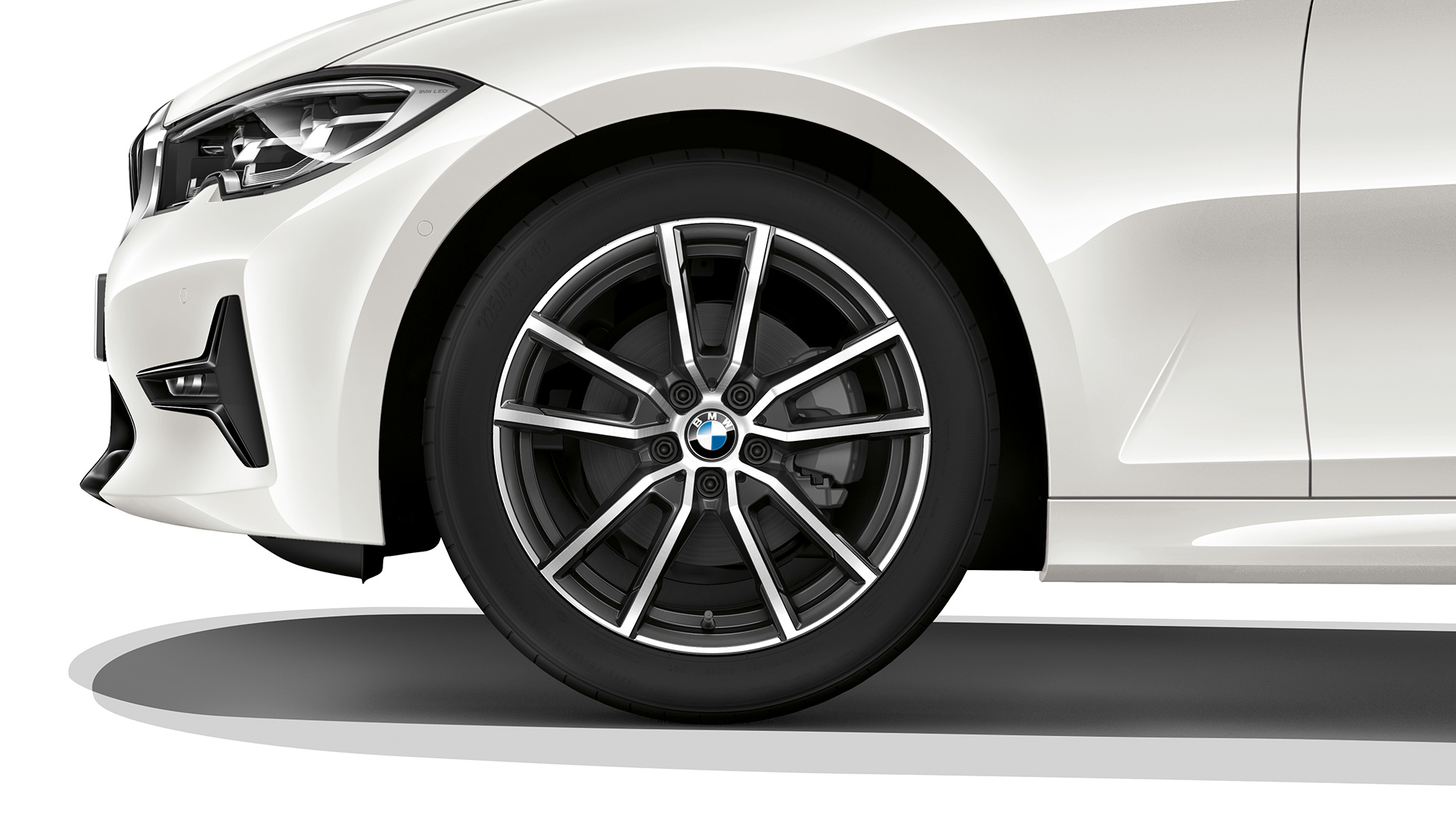 BMW 3-as Limousine Sport Line modell, könnyűfém keréktárcsa. A BMW 3-as Limousine Sport Line felszereltségű modell küszöbléce felülnézetből.,BMW 3-as Limousine Sport Line felszereltségű modell könnyűfém keréktárcsája közelről.