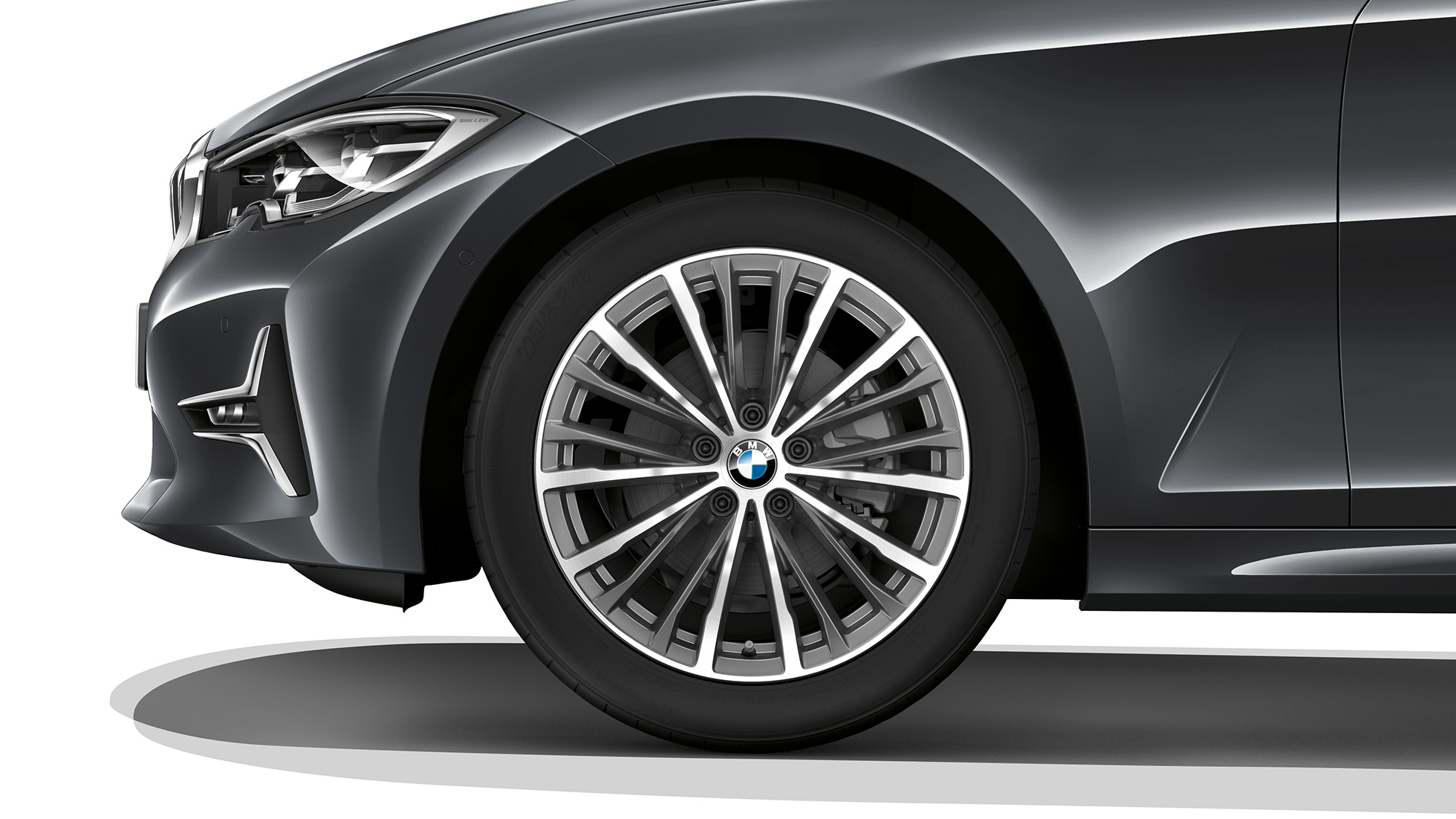 BMW 3-as Limousine Luxury Line modell, könnyűfém keréktárcsa. BMW 3-as Limousine Luxury Line felszereltségű modell könnyűfém keréktárcsája közelről.