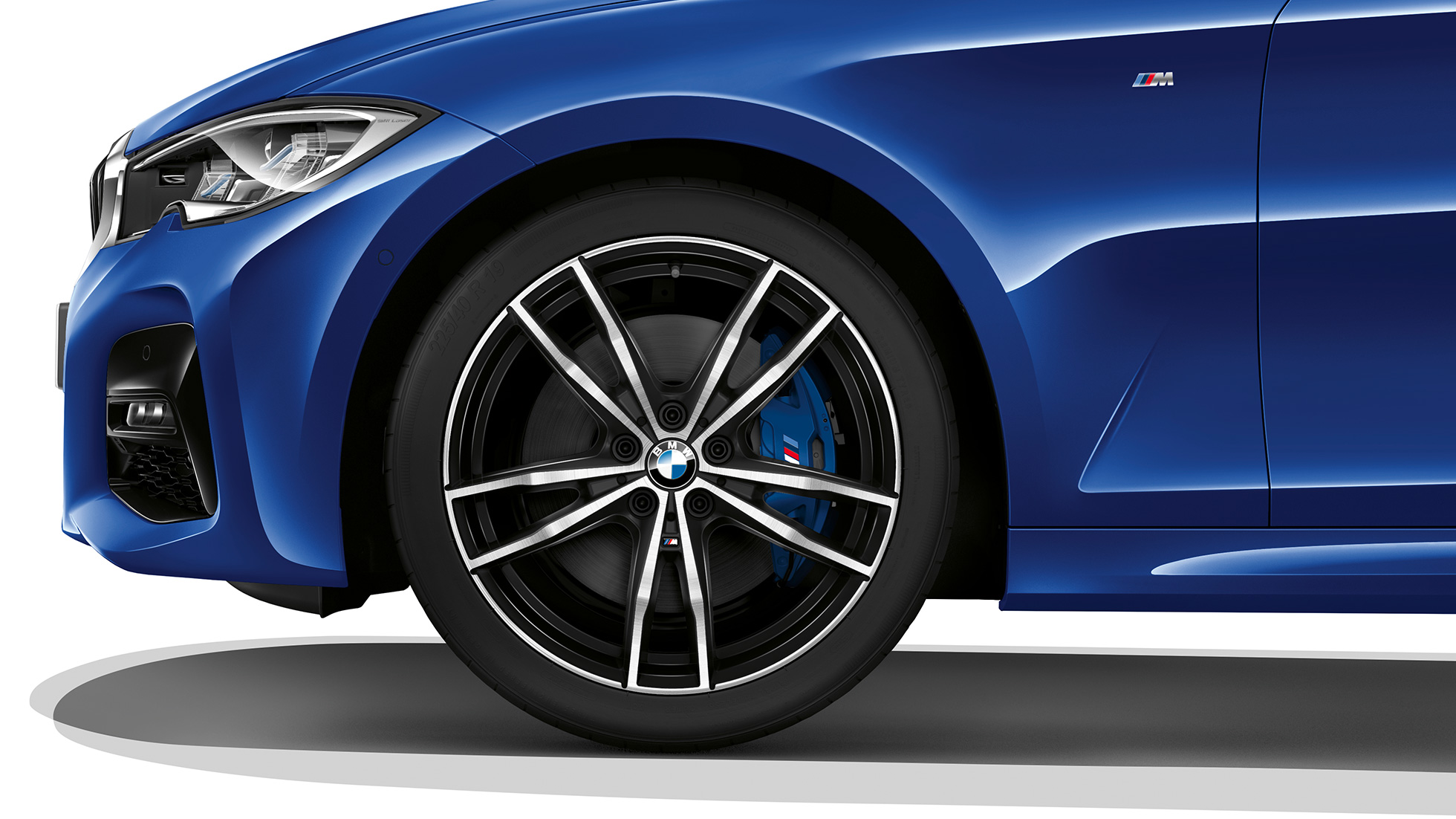 BMW 3-as Limousine M Sport modell, könnyűfém keréktárcsa. BMW 3-as Limousine M Sport felszereltségű modell könnyűfém keréktárcsája közelről.