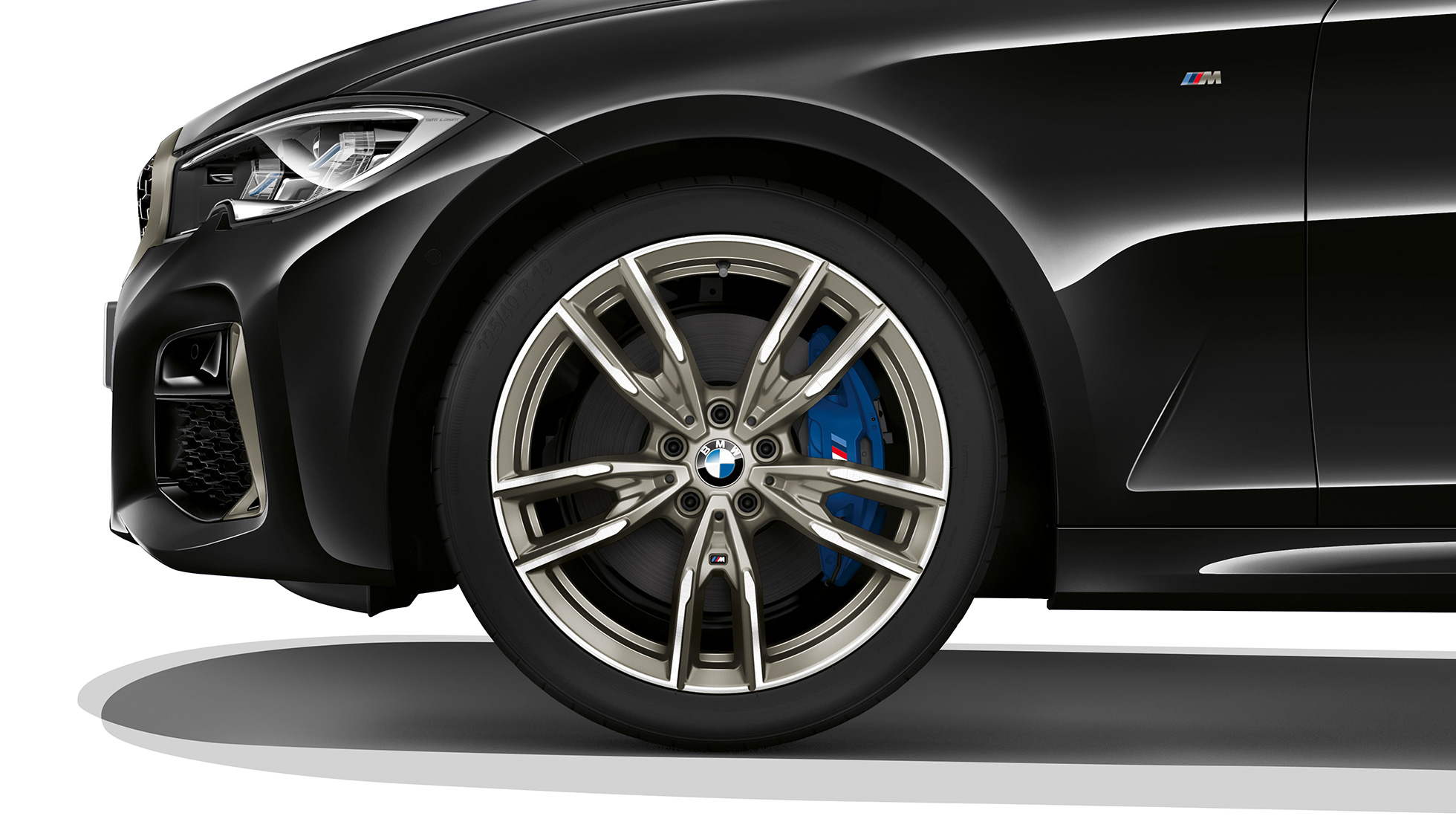 BMW 3-as Limousine, M340i xDrive, könnyűfém keréktárcsa. A BMW 340i xDrive Limousine könnyűfém keréktárcsája közelről.