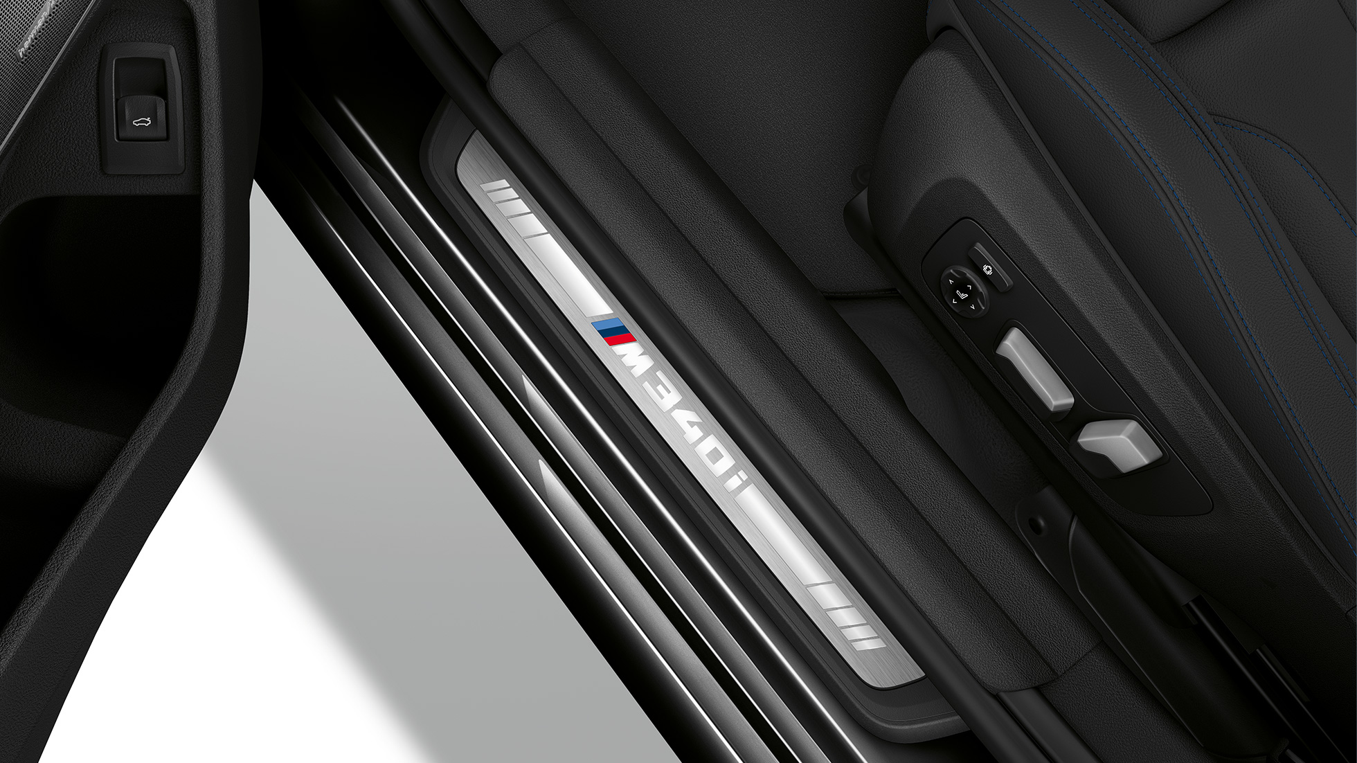 BMW 3-as Limousine, M340i xDrive, ajtóküszöb-borítás. A BMW 340i xDrive Limousine ajtóküszöb-borítása felülnézetből.