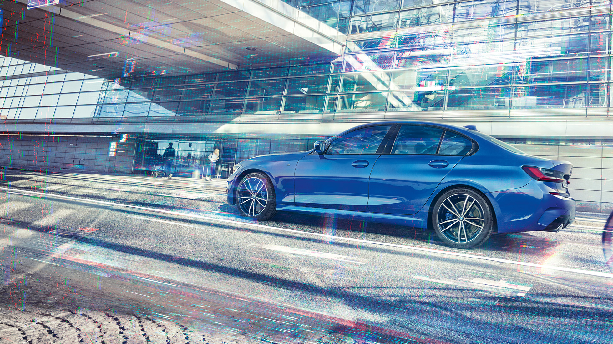BMW 3-as Limousine oldalnézetben. Álló BMW 3-as Limousine oldalnézetben, egy üveg épület előtt.