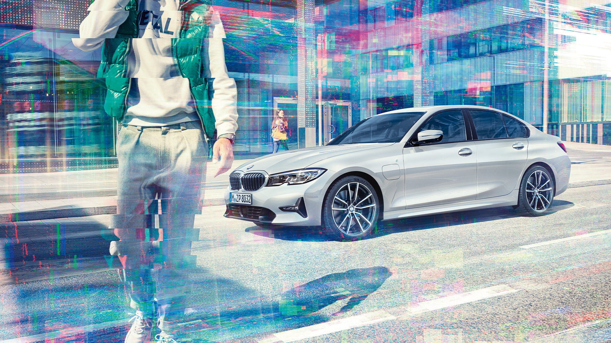 Oldalnézet, BMW 3 Limousine, BMW 330e BMW 3 Limousine, BMW 330e, G20, Gleccser ezüst metál, egy mozgó autó oldalnézetből