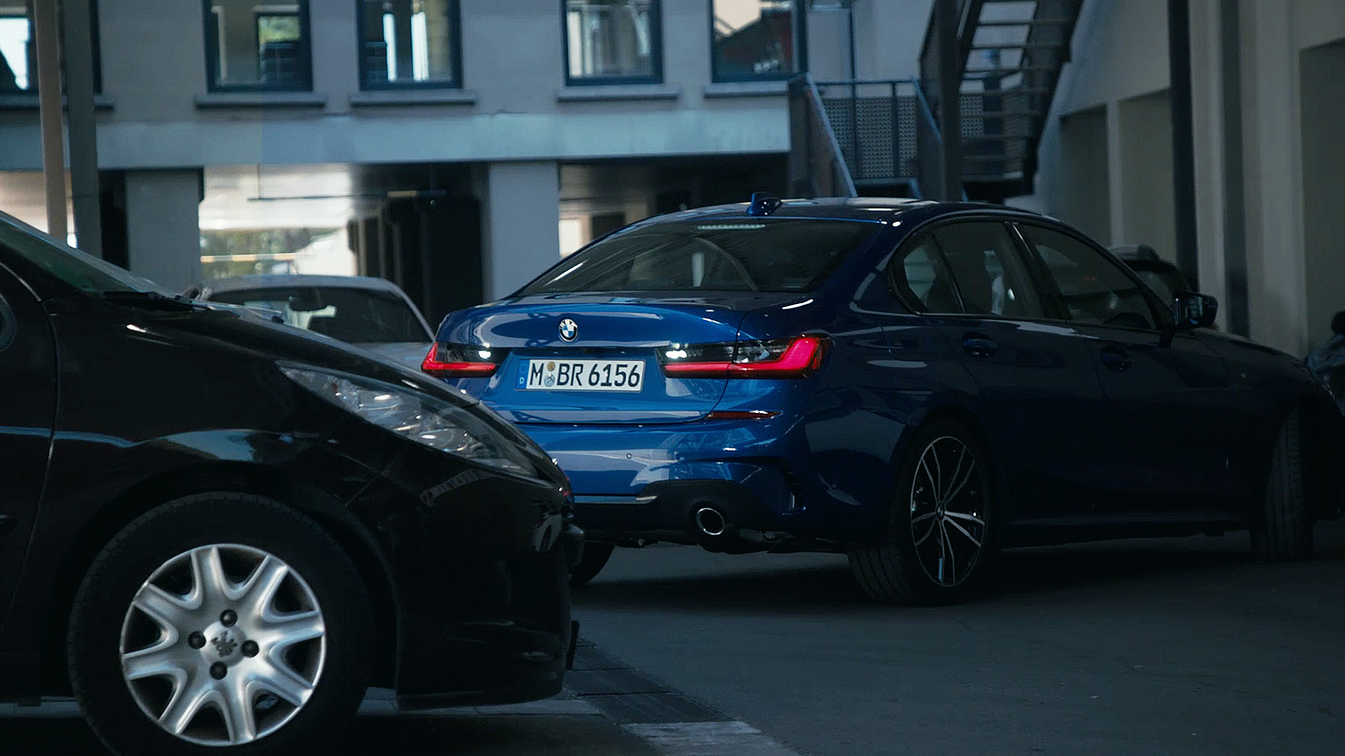 BMW 3-as Limousine, Tolatóasszisztens. A BMW 3-as Limousine mászerfali kijelzője a Tolatóasszisztenssel, közelről.