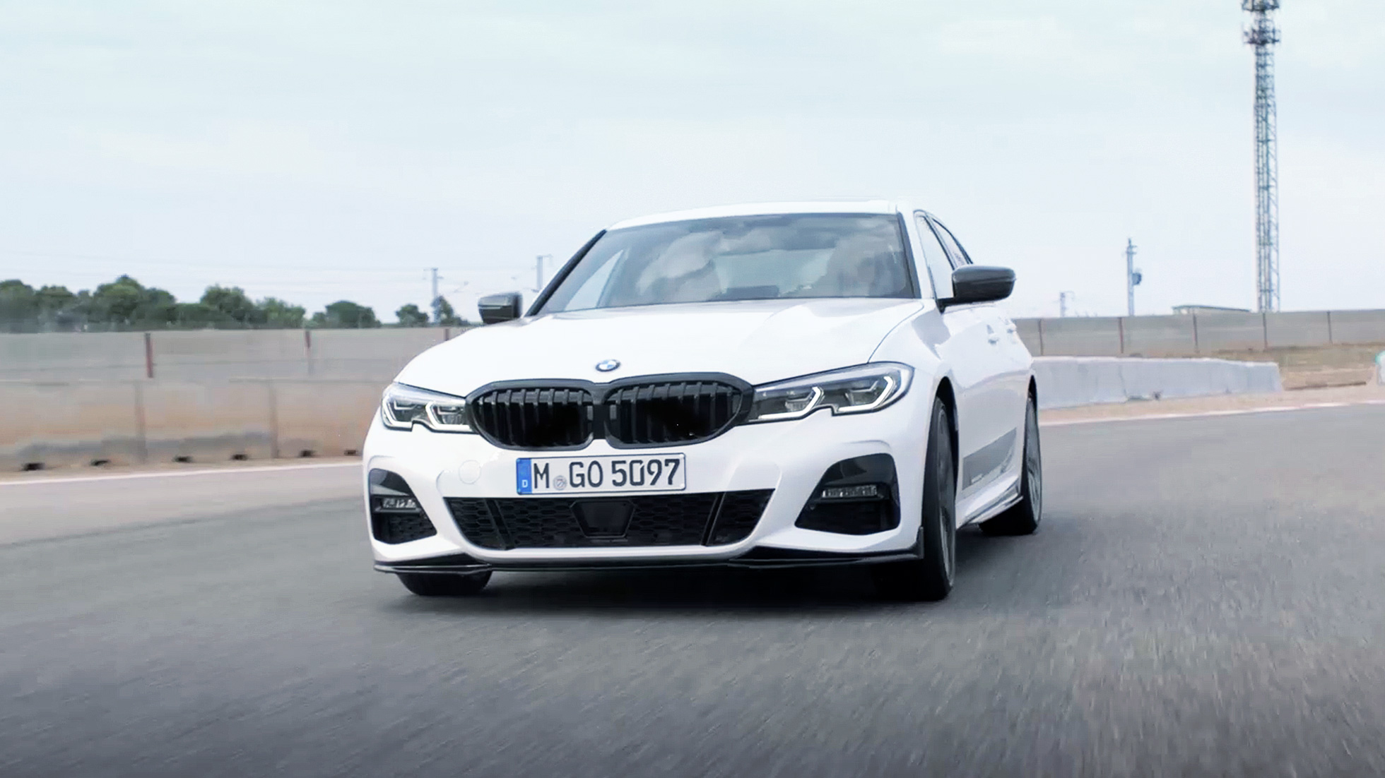 BMW 3-as Limousine, M Performance elemek. Egy M Performance elemekkel ellátott BMW 3-as Limousine háromnegyedes elölnézetből.