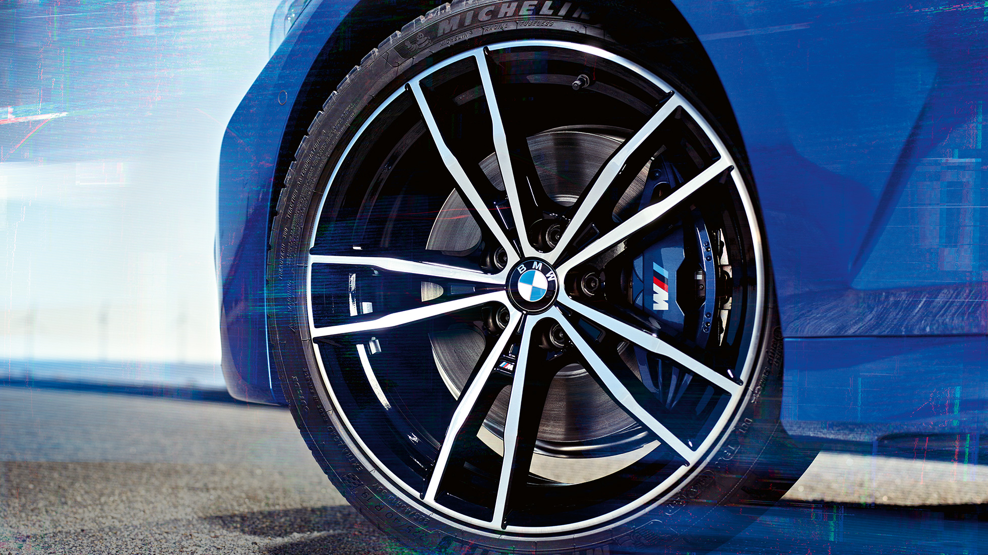 BMW 3-as Limousine, könnyűfém keréktárcsák 791 M. A BMW 3-as Limousine 19'' M könnyűfém 791 M Jet fekete keréktárcsái közelről.