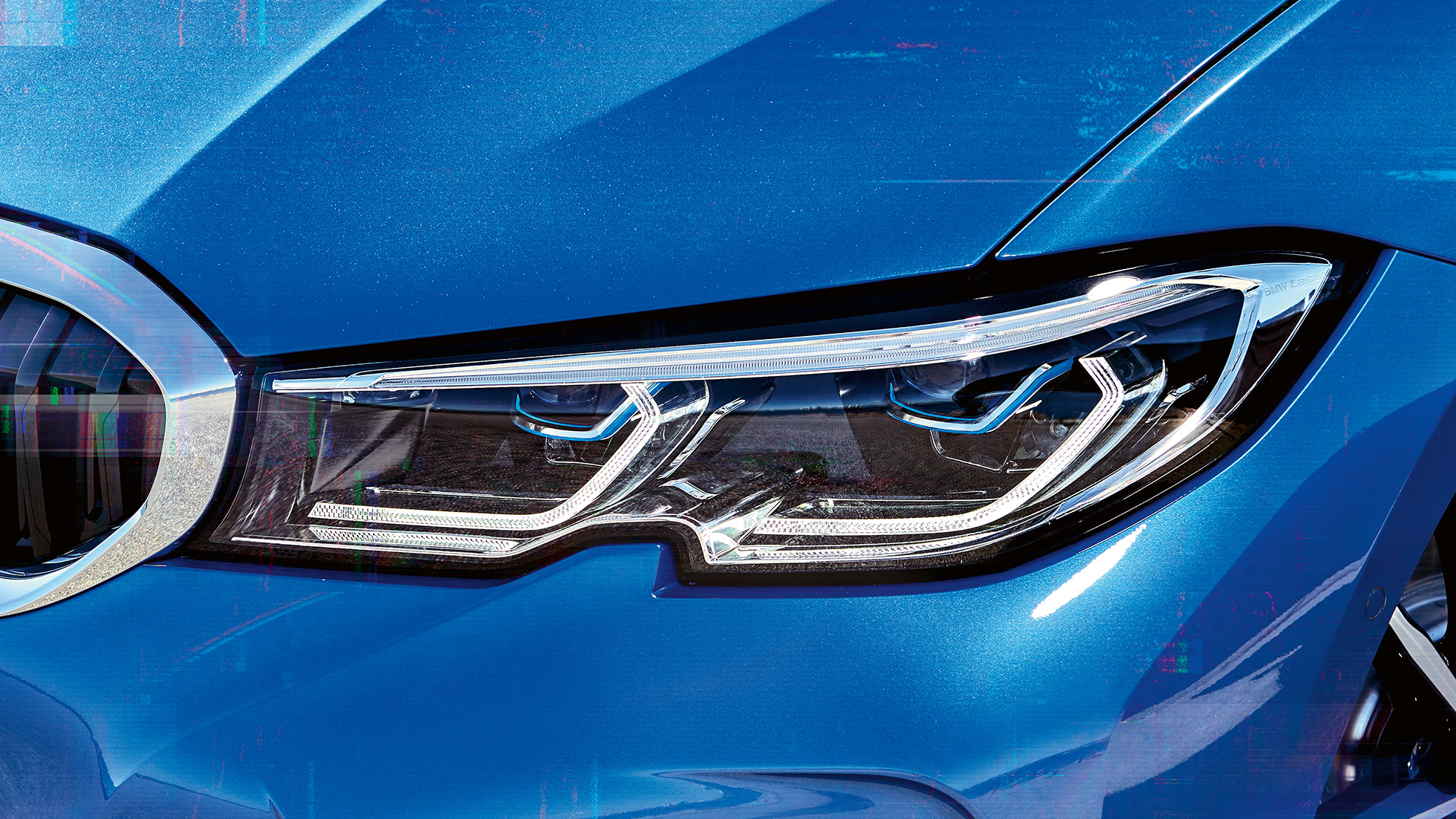 BMW 3-as Limousine, BMW Lézervilágítás. Az első fényszórók közeli oldalnézetben, BMW Lézervilágítással.