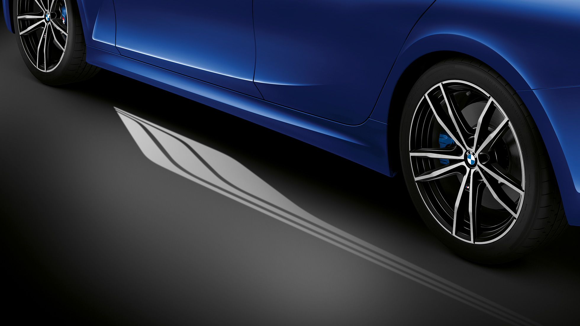 BMW 3-as Limousine, Üdvözlő fényszőnyeg. A nyitott vezetőoldali ajtó részletgazdag látványa az Üdvözlő fényszőnyeggel.