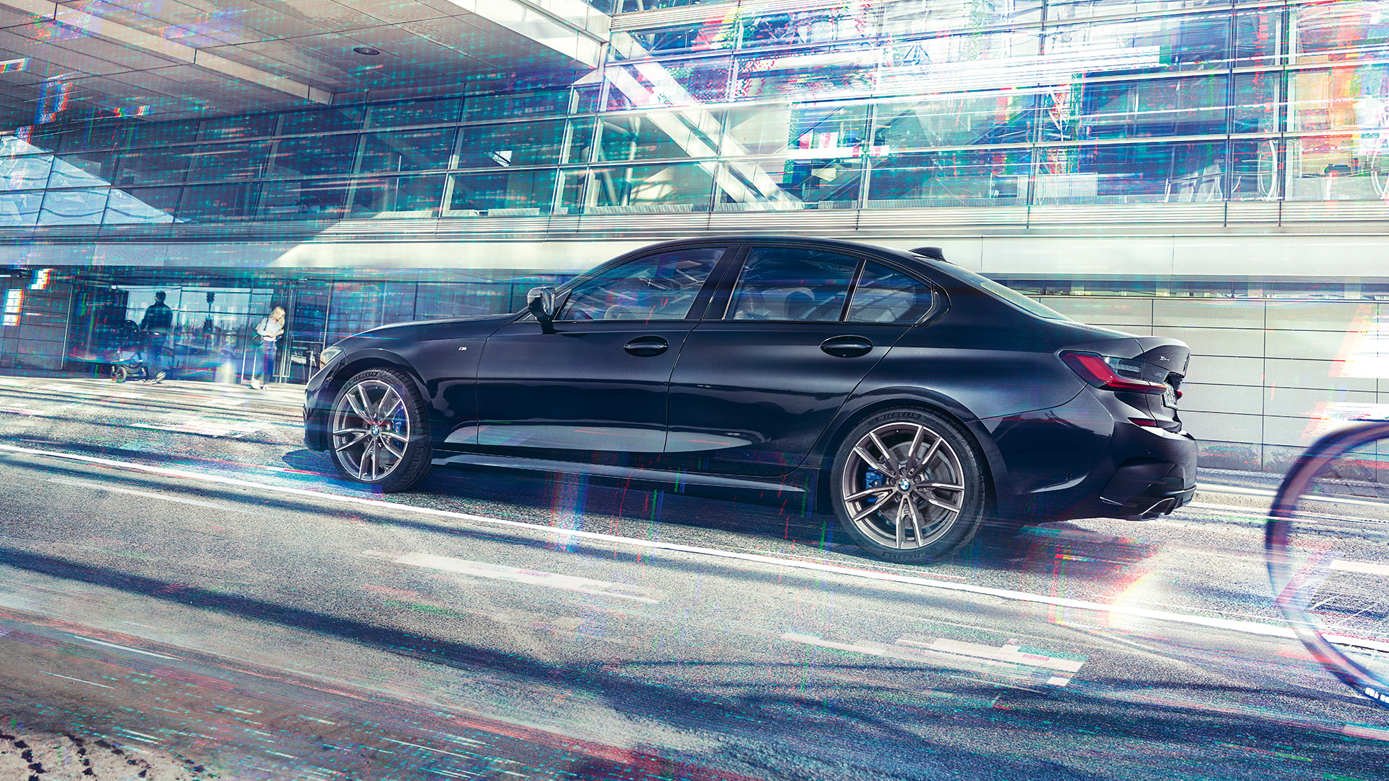 BMW 3-as Limousine, BMW M340i xDrive. Egy BMW M340i xDrive oldalnézetből, egy városi ház előtt.