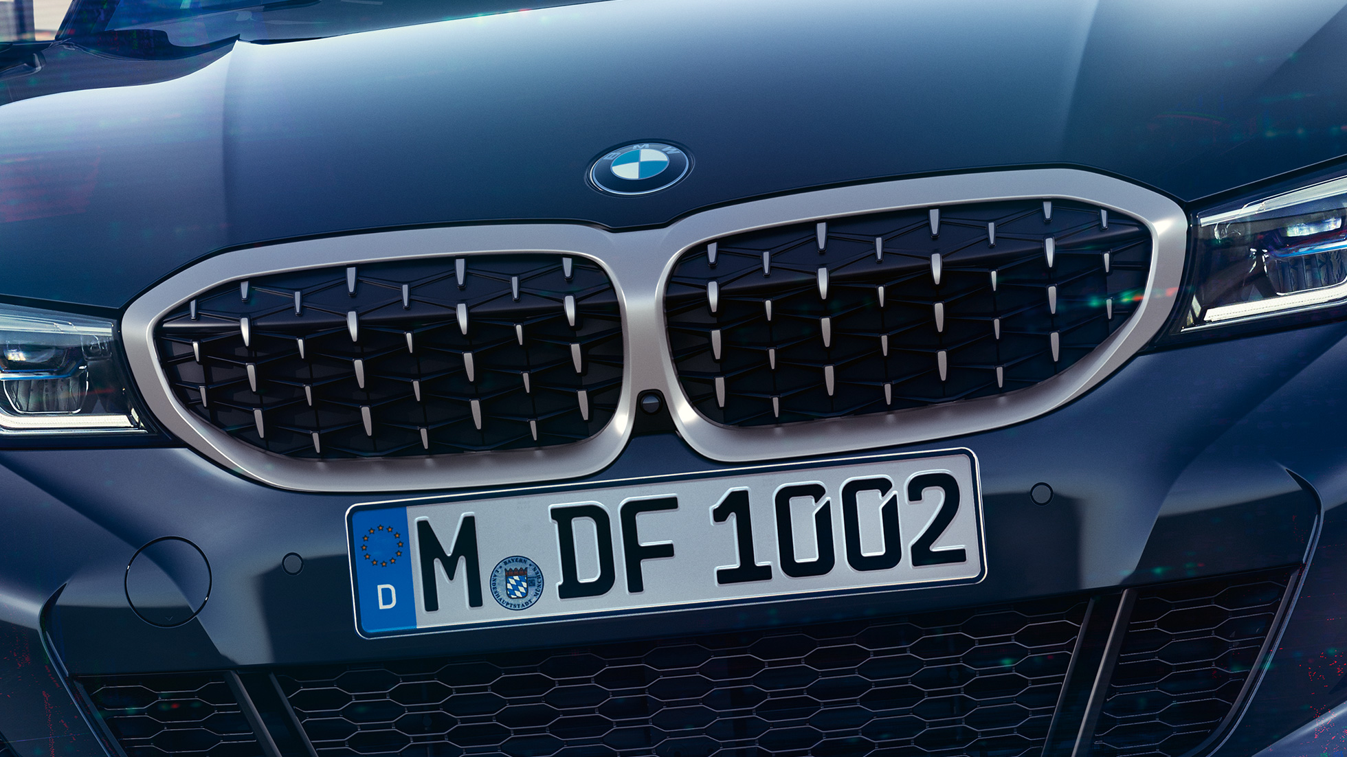 BMW 3-as Limousine, dupla BMW vese. A BMW M340i xDrive Limousine hálómintás dupla BMW veséje szemből.