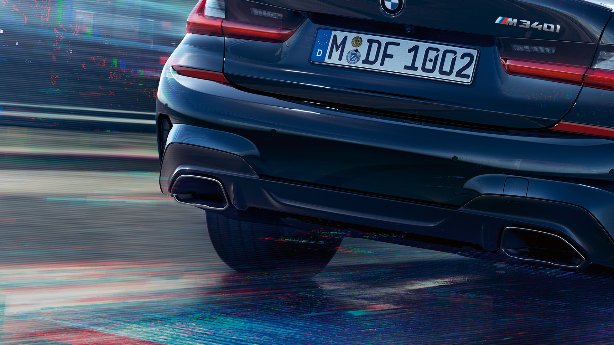 BMW 3-as Limousine, M kipufogók. A BMW 3-as Limousine hátsó részének közelképe az M-specifikus, Cerium szürke metálfényezésű kipufogóborításokkal.