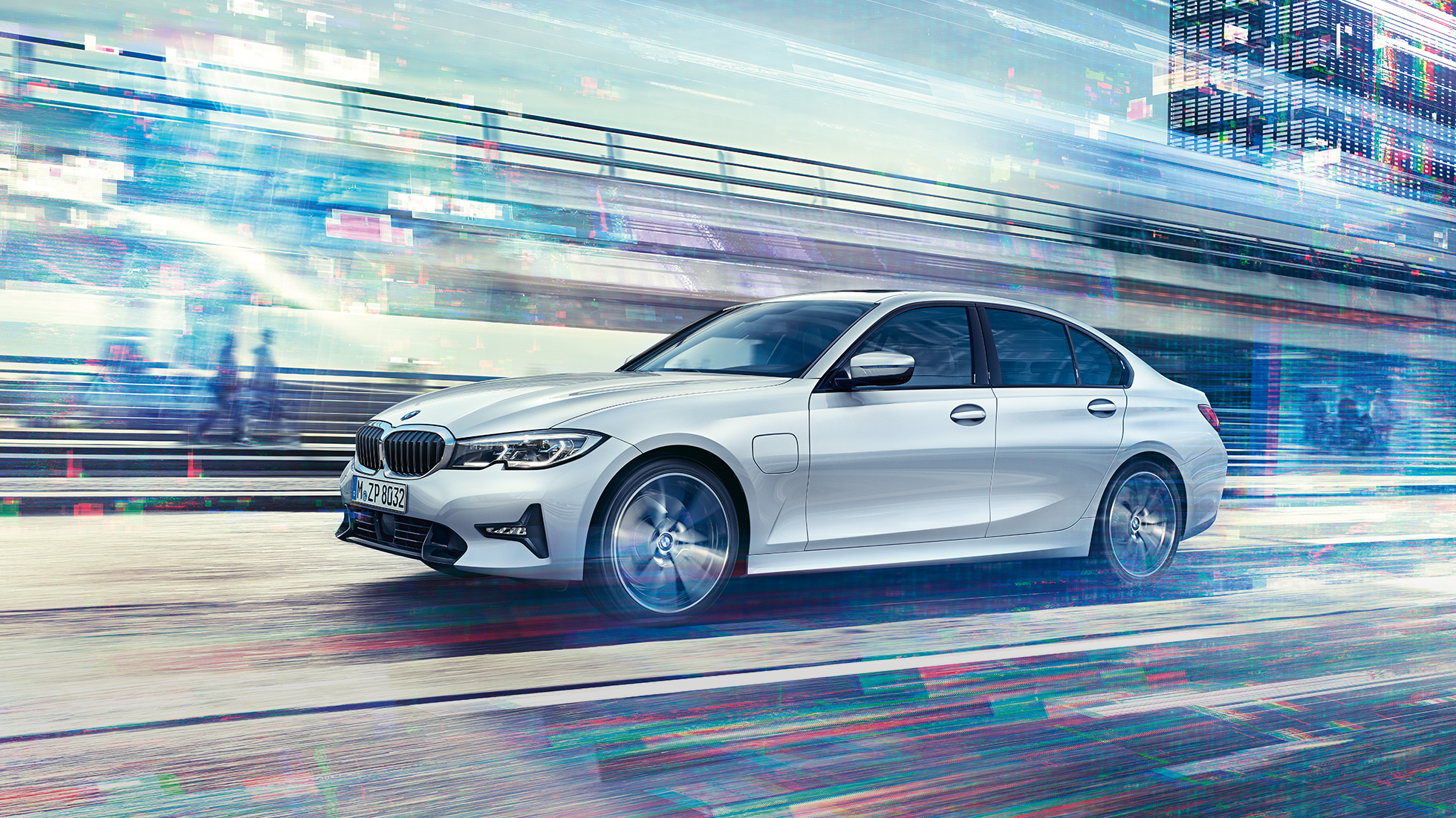 BMW 3-as Limousine, egy haladó BMW 330e Limousine oldalnézetből. Egy haladó BMW 330e Limousine oldalnézetből, városi háttér előtt.