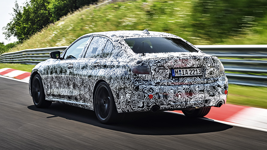 Akcióban a BMW 3-as. A BMW 3-as álcázott prototípusa a versenypálya kanyarjában.