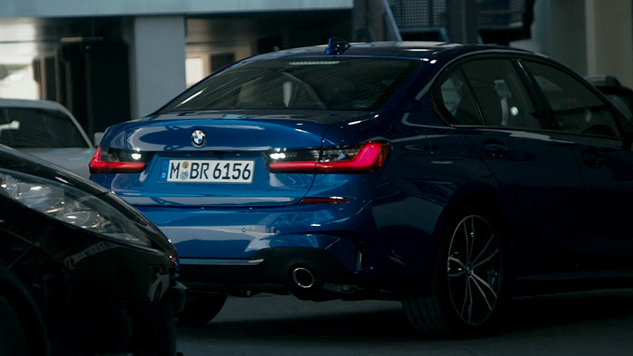 BMW 3 Limousine (G20), Tolatási asszisztens. A BMW 3 Limousine (G20) műszerfali kijelzője szemből, közelről a Tolatási asszisztens felületével.
