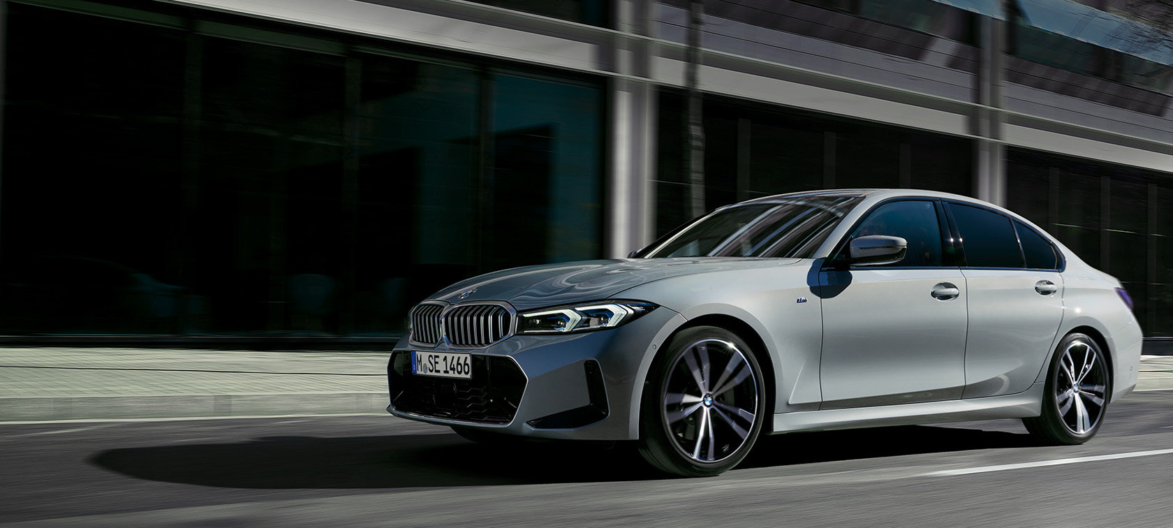 BMW 3 Limousine LCI, G20, egy fal előtt álló, Brooklyn szürke autó oldalnézetből