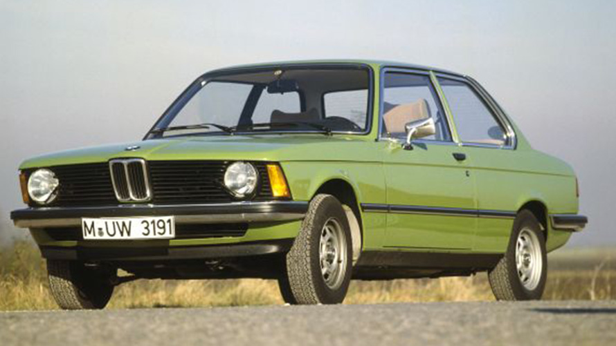 BMW 3-Limousine, E21, egy első generációs példány rézsútos elölnézetből, az utcán A BMW 3-sorozat modelljei, BMW 3 Limousine, E21, egy első generációs példány rézsútos elölnézetből, az utcán