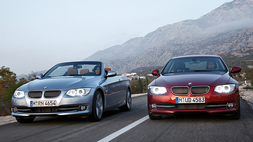 BMW 3 Limousine, E90, BMW 3 Cabrio, E93, egy szemből látható, ötödik generációs modell az utcán A BMW 3 sorozat modelljei, BMW 3 Limousine, E90, BMW 3 Cabrio, E93, egy szemből látható, ötödik generációs modell az utcán