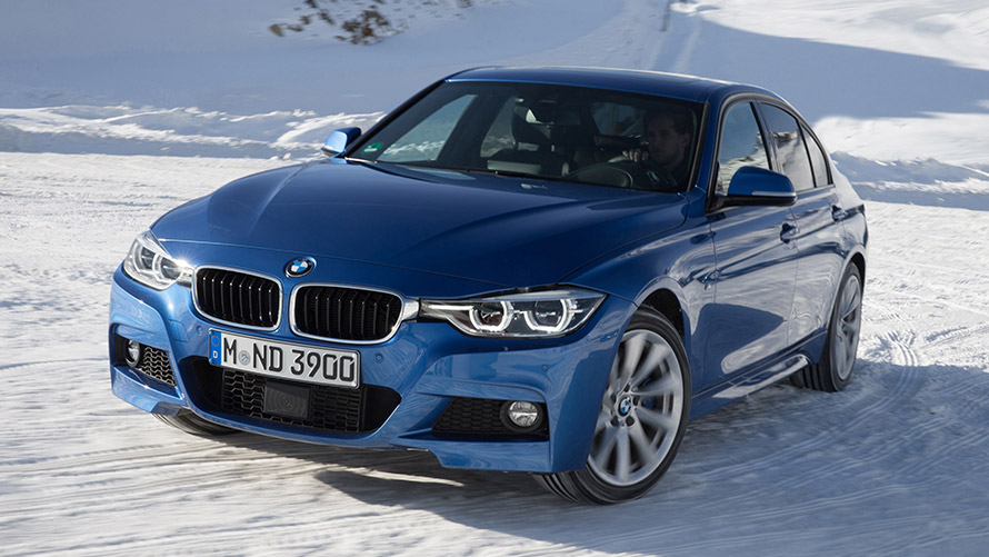 BMW 3 Limousine, F30, a hatodik generáció rézsútos elölnézetből, havon állva A BMW 3-sorozat modelljei, BMW 3 Limousine, F30, a hatodik generáció rézsútos elölnézetből, havon állva