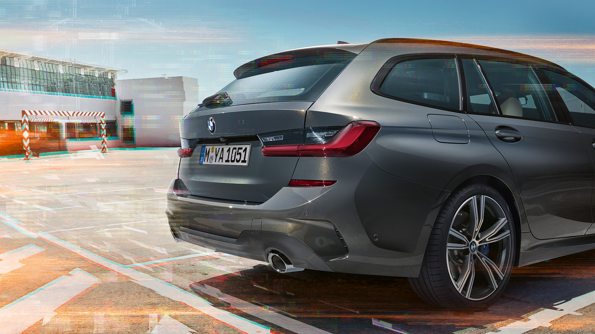 BMW 3-as Touring, háromnegyedes hátulnézetből egy parkolóhelyen Egy parkolóhelyen álló BMW 3-as Touring háromnegyedes hátulnézetből, városi környezetben.