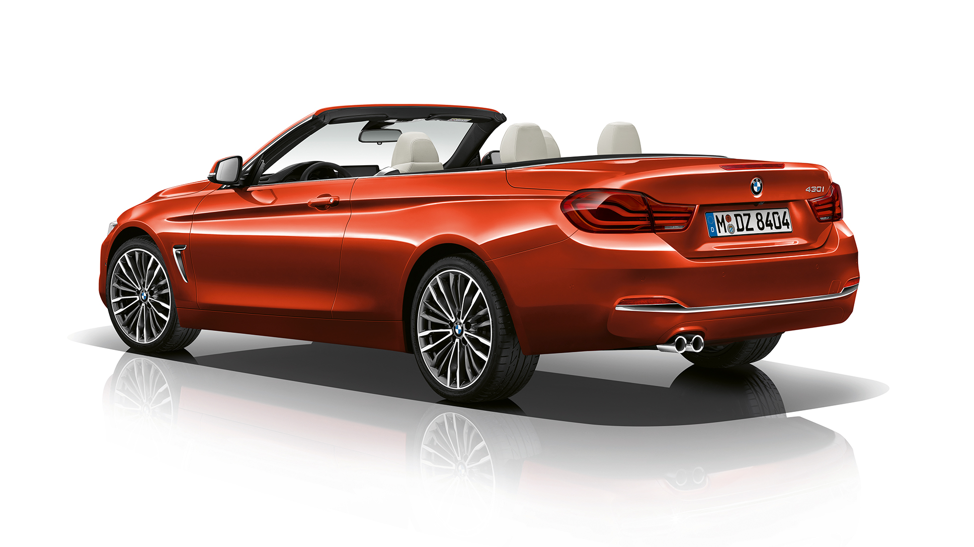 BMW 4-es Cabrio, a Luxury Line modell háromnegyedes hátulnézetből BMW 4-es Cabrio, a Luxury Line modell háromnegyedes hátulnézetből