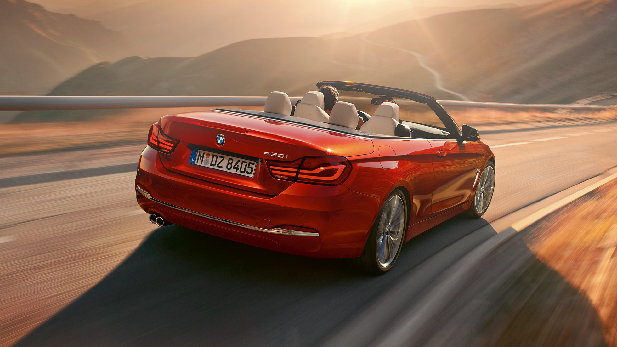 Egy BMW 4-es Cabrio haladás közben, hátulról Egy BMW 4-es Cabrio haladás közben, hátulról