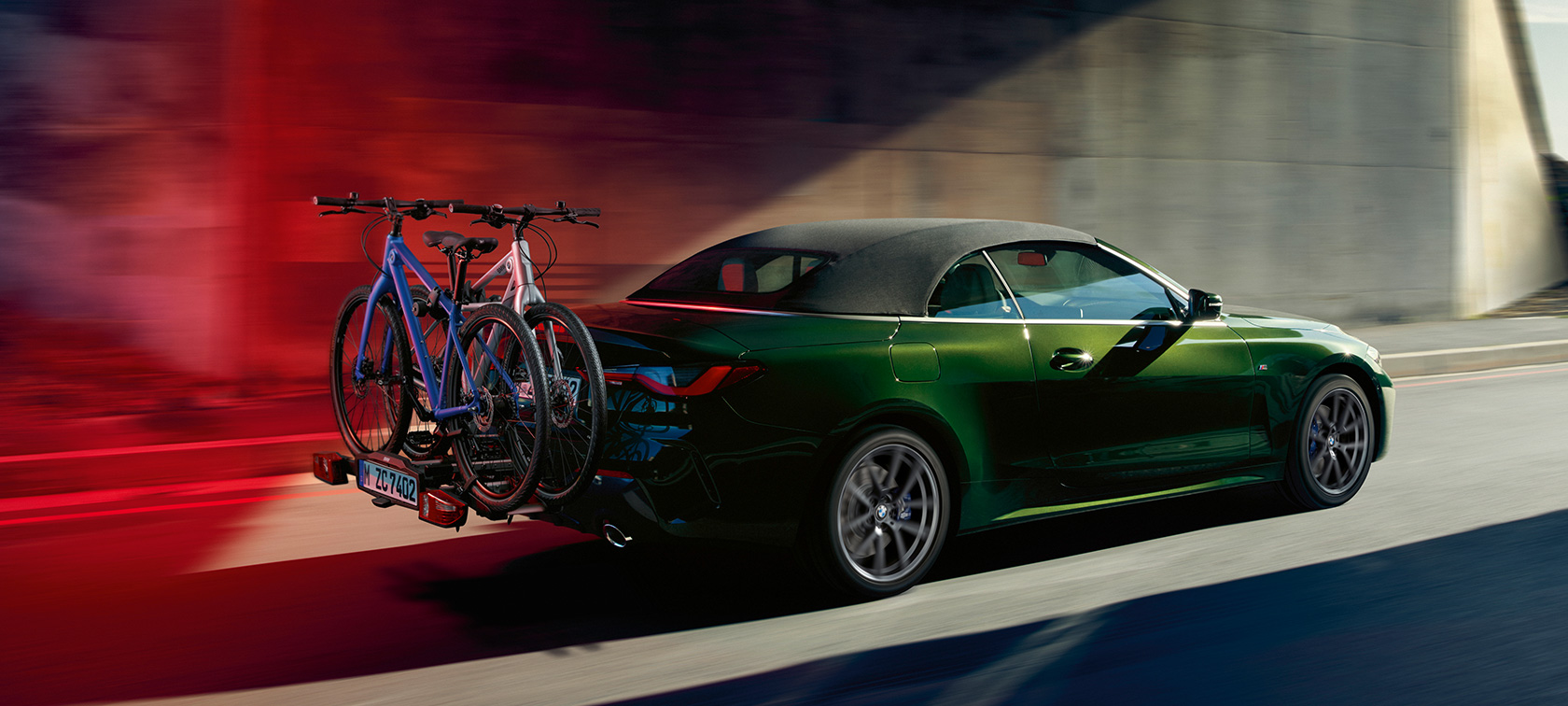 Egy BMW Pro 2.0 hátsó kerékpártartóval ellátott BMW 4 Cabrio rézsútos hátulnézetből, G23, 2020 BMW 4 Cabrio, G23, Sanremo zöld metál, 2020, egy BMW Pro 2.0 hátsó kerékpártartóval ellátott autó rézsútos hátulnézetből