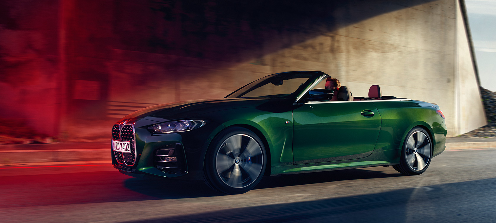 Rézsútos oldalnézet, BMW 4 Cabrio, G23, 2020, egy mozgó autó BMW 4 Cabrio, G23, 2020, Sanremo zöld metál, egy mozgó autó rézsútos oldalnézetből