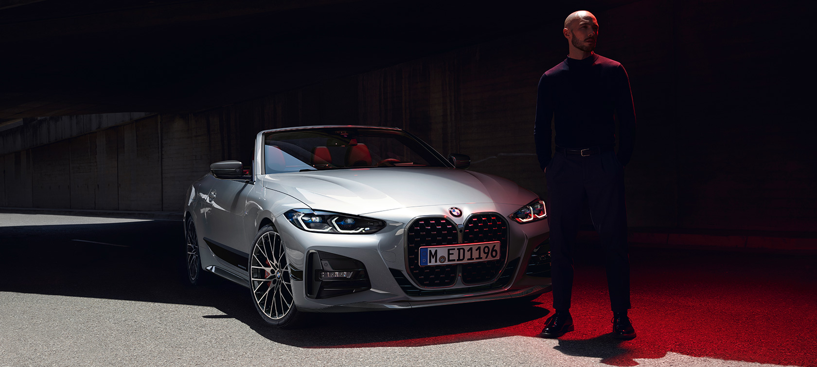 Egy BMW Pro 2.0 hátsó kerékpártartóval ellátott BMW 4 Cabrio rézsútos hátulnézetből, G23, 2020 BMW 4 Cabrio, G23, Sanremo zöld metál, 2020, egy BMW Pro 2.0 hátsó kerékpártartóval ellátott autó rézsútos hátulnézetből