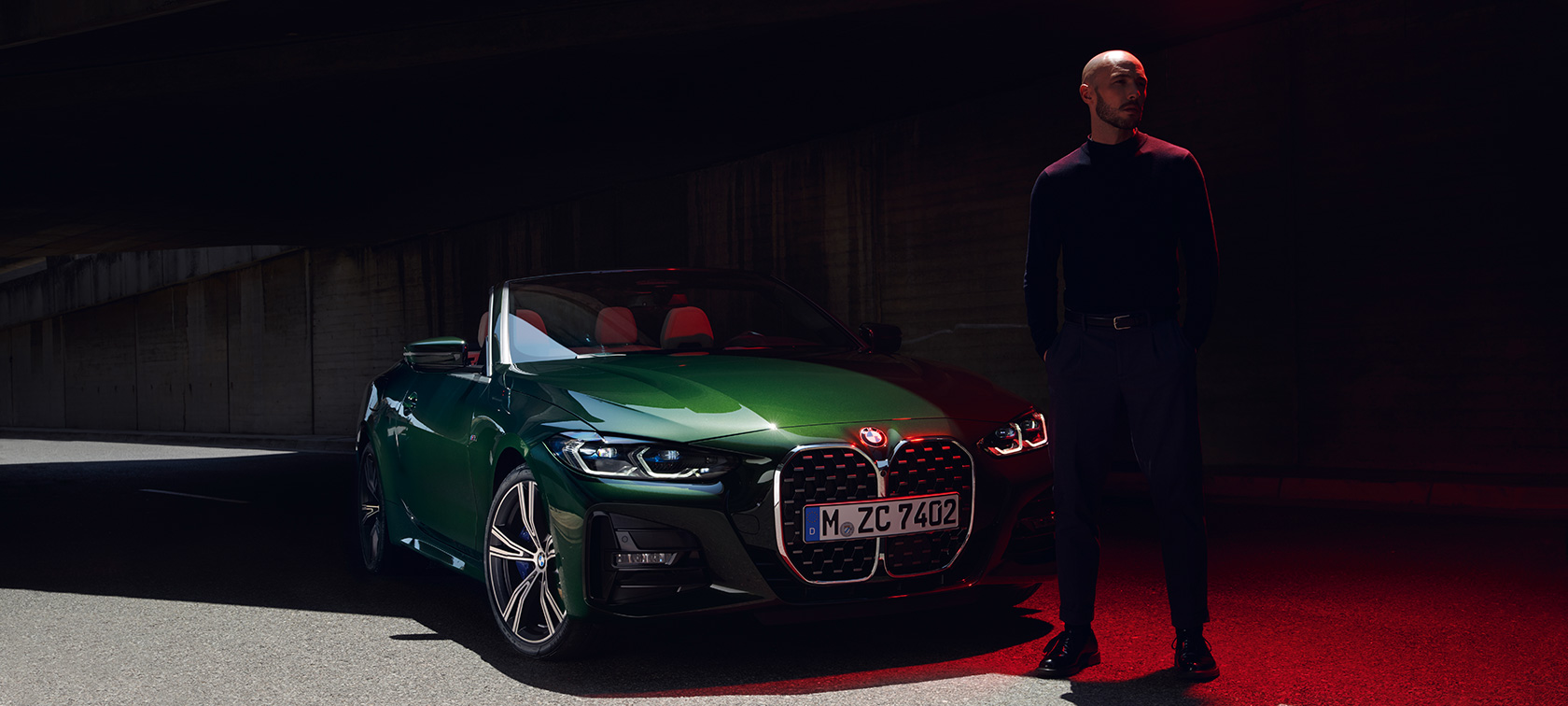 Elölnézet, BMW 4 Cabrio, G23, 2020 BMW 4 Cabrio, G23, 2020, Sanremo zöld metál, egy elölnézetből látható autó egy modell társaságában