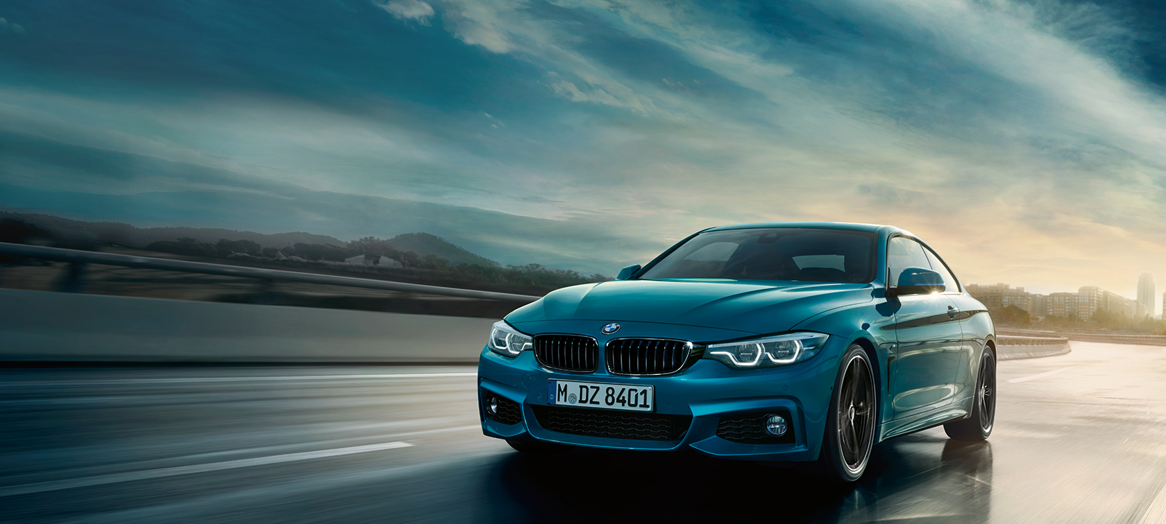 Egy BMW 4-es Coupé haladás közben Egy BMW 4-es Coupé haladás közben