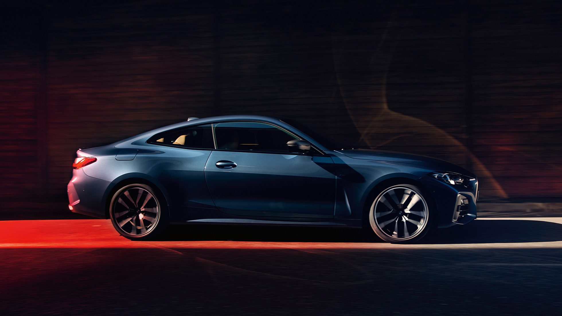 Oldalnézet, BMW 4 Coupé, G22, 2020 BMW 4 Coupé, G22, 2020, Arctic Race kék metál, egy mozgó autó rézsútos oldalnézetből