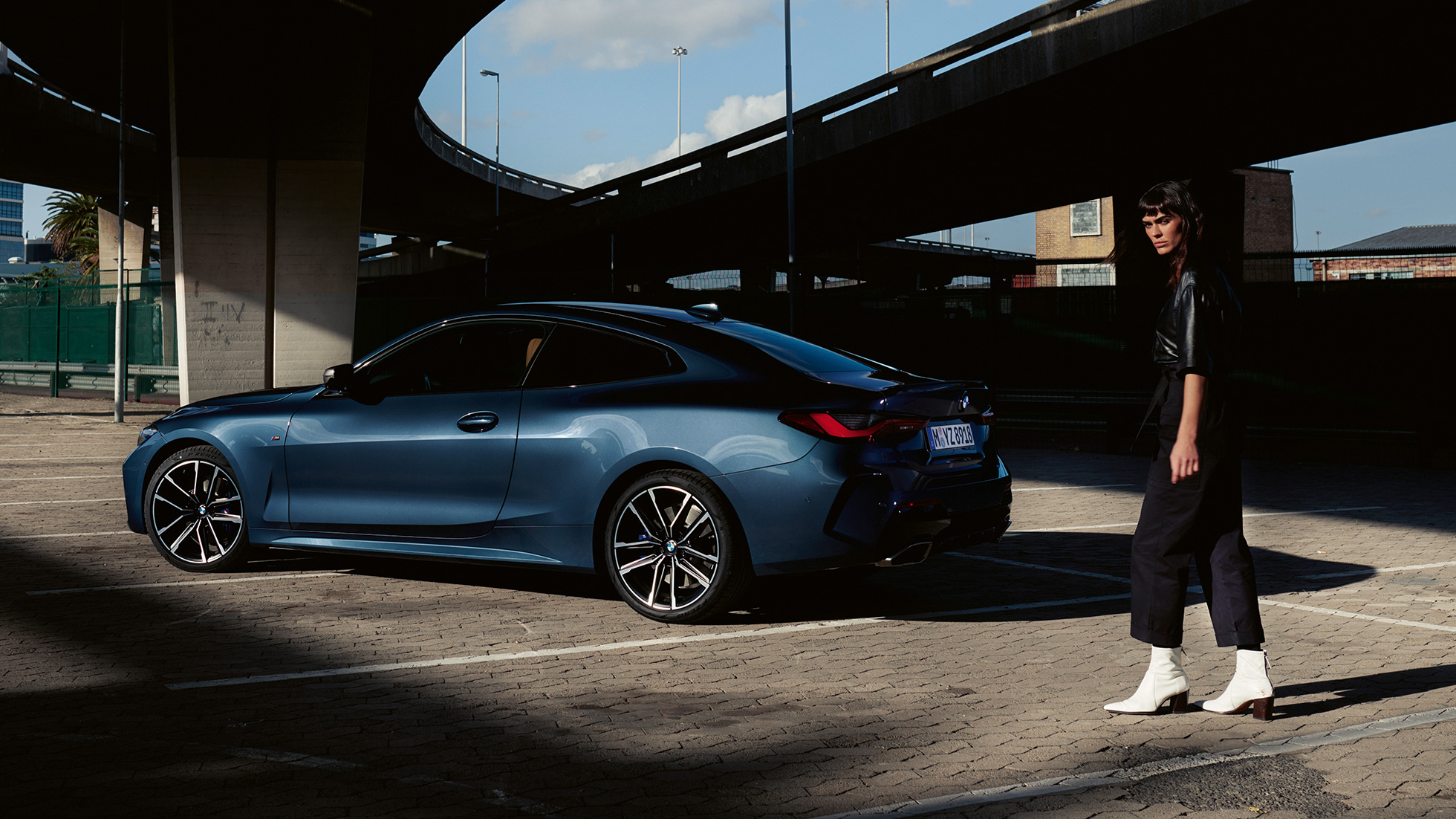 Oldalnézet, lendületes tetővonal, BMW 4 Coupé, G22, 2020 BMW 4 Coupé, G22, 2020, Arctic Race kék metál, a lendületes tetővonal oldalnézetből