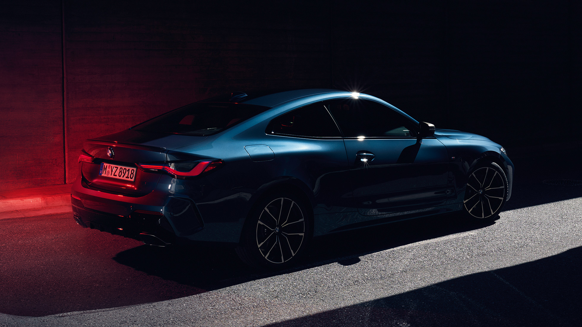 Rézsútos hátulnézet, a vállvonal a Hofmeister-könyökkel, BMW 4 Coupé, G22 BMW 4 Coupé, G22, 2020, Arctic Race kék metál, rézsútos hátulnézet, a vállvonal a Hofmeister-könyökkel
