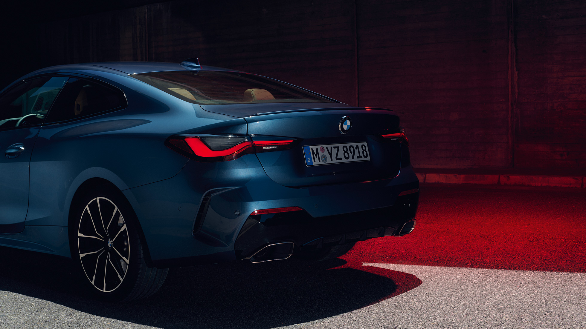 Rézsútos hátulnézet, kipufogóborítások, BMW 4 Coupé, G22, 2020 BMW 4 Coupé, G22, 2020, Arctic Race kék metál, rézsútos hátulnézet, kipufogóborítások