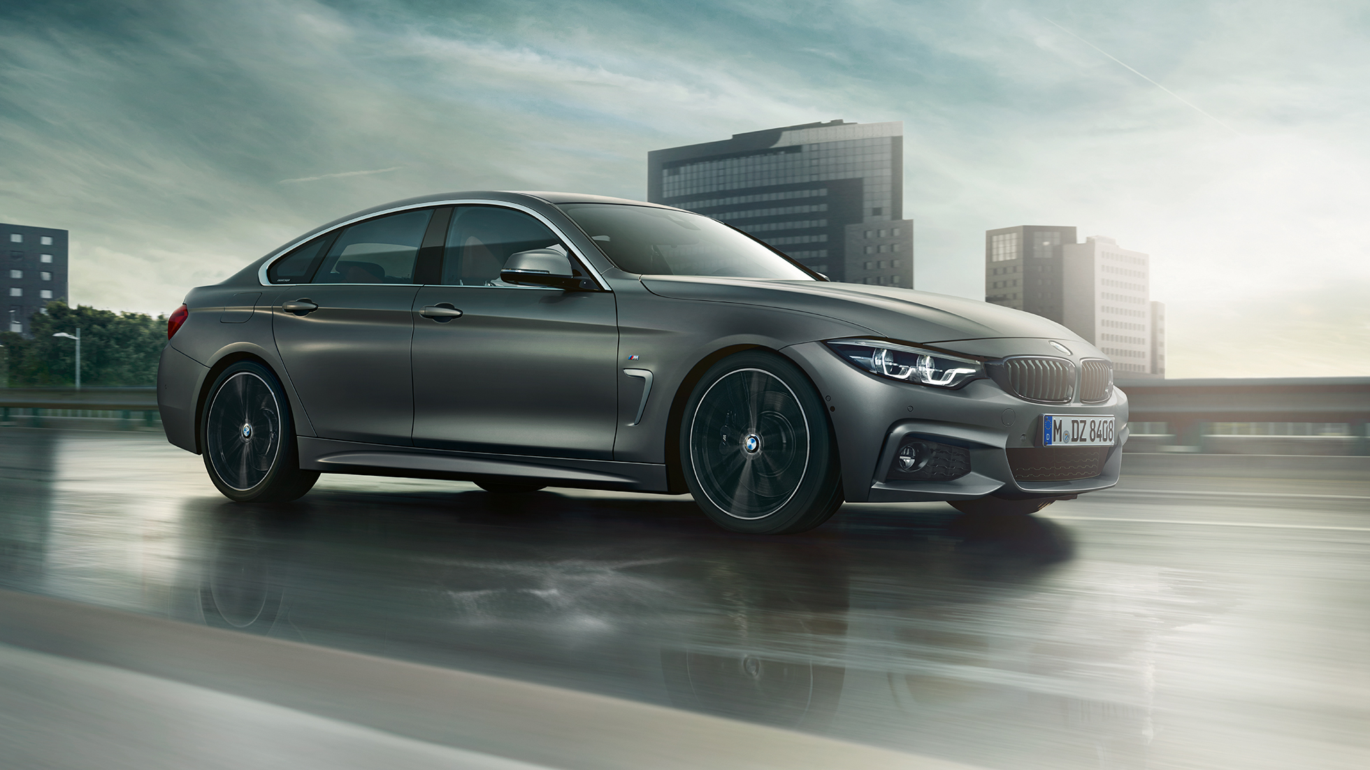 Egy BMW 4-es Gran Coupé haladás közben, oldalról Egy BMW 4-es Gran Coupé haladás közben, oldalról