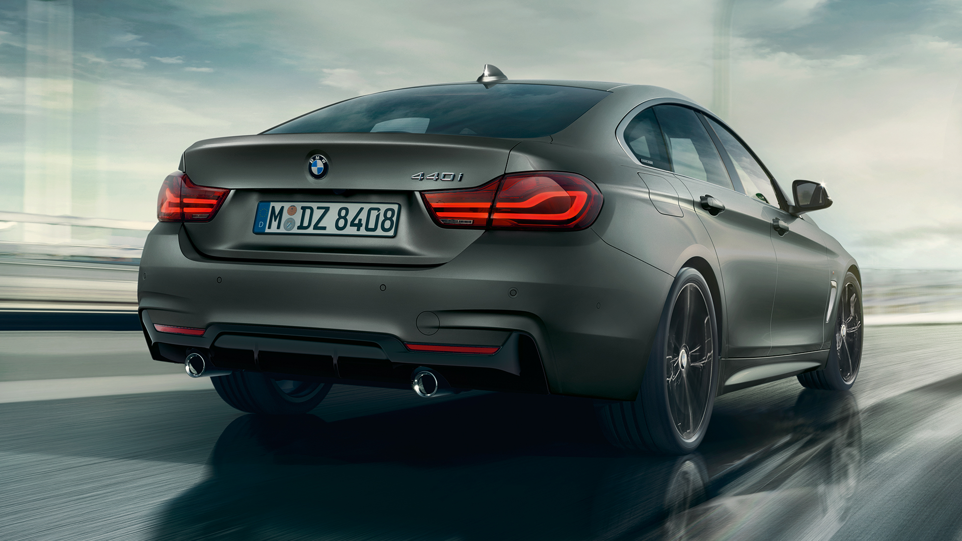 Egy BMW 4-es Gran Coupé haladás közben, háromnegyedes hátulnézetből Egy BMW 4-es Gran Coupé haladás közben, oldalról