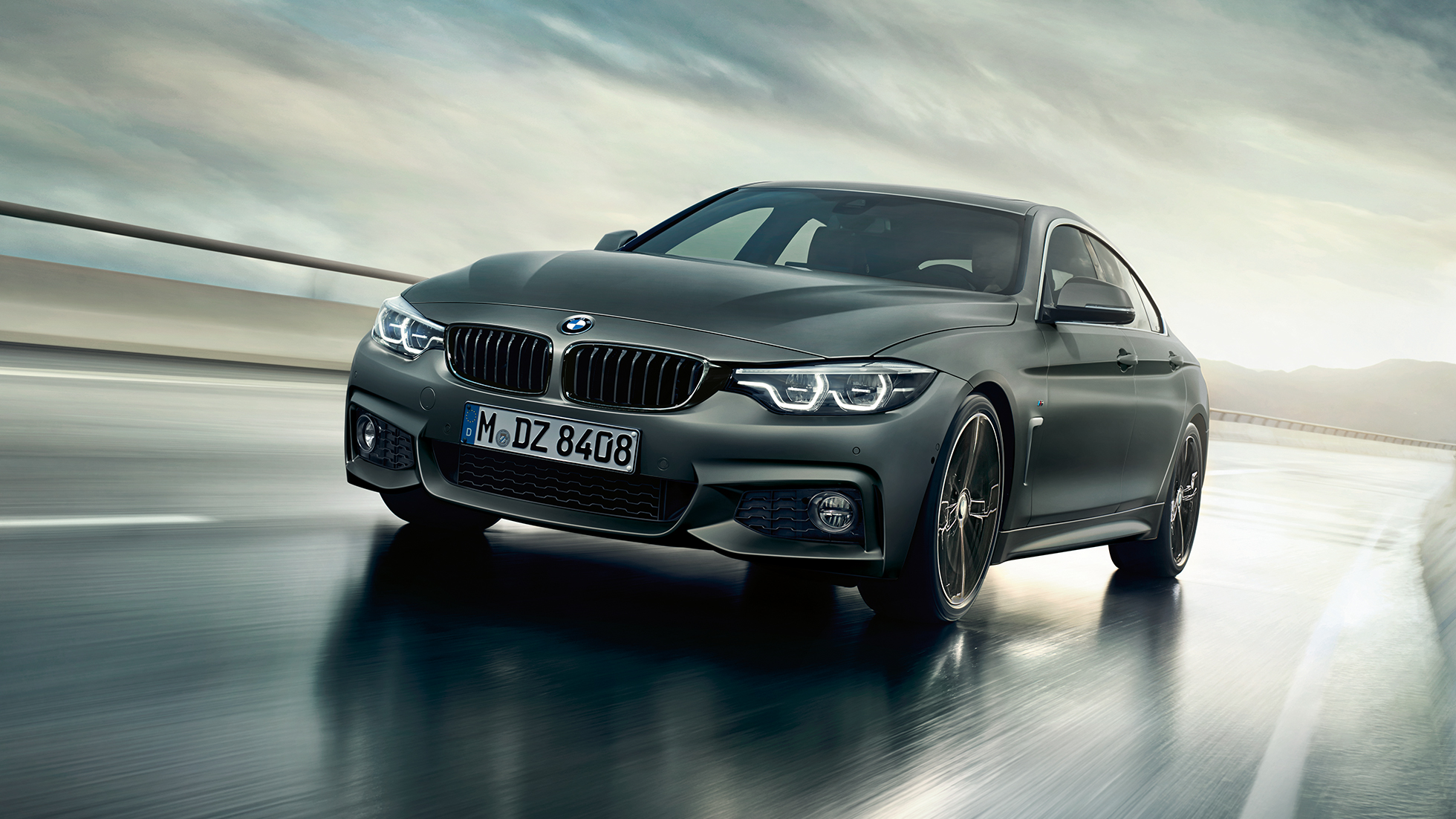 Egy BMW 4-es Gran Coupé haladás közben, elölről Egy BMW 4-es Gran Coupé haladás közben, elölről