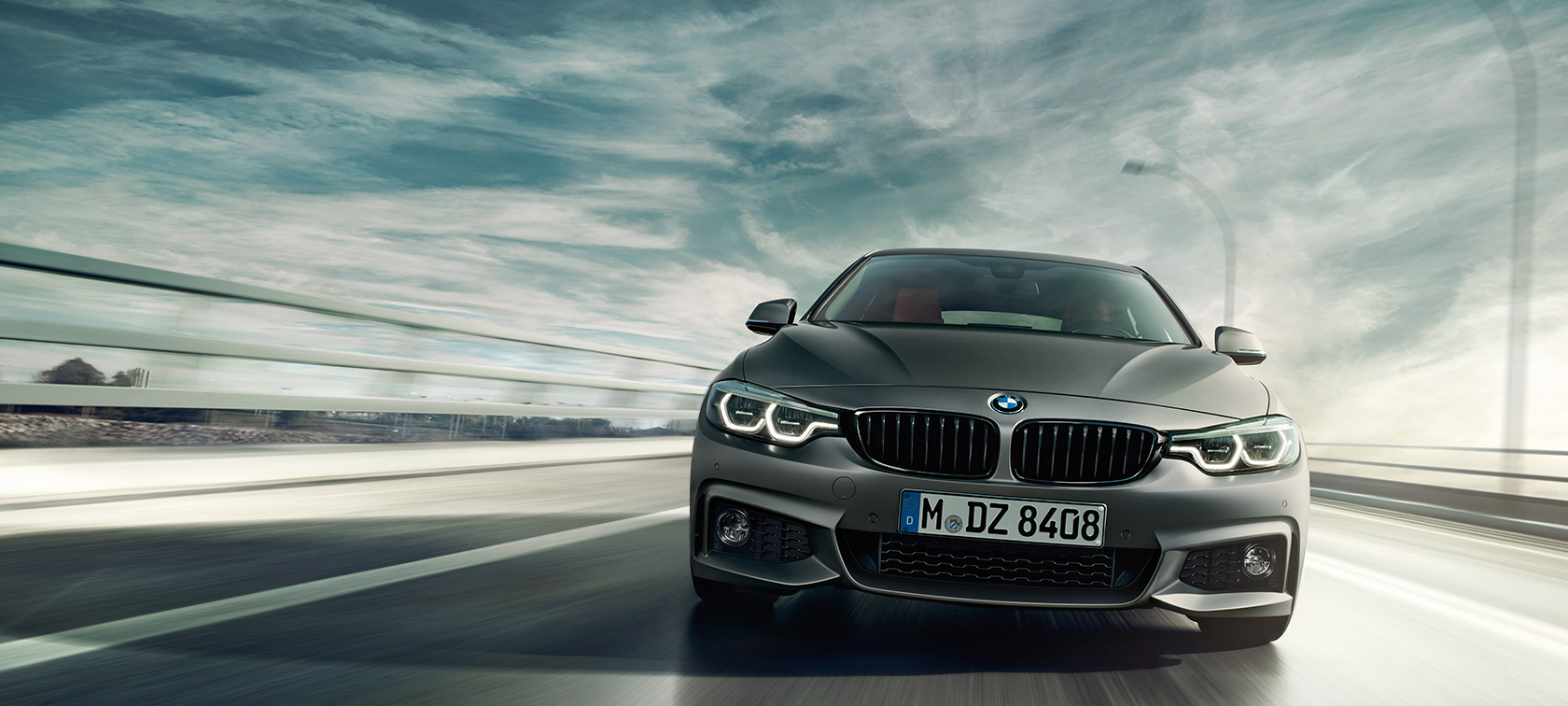Egy BMW 4-es Gran Coupé haladás közben Egy BMW 4-es Gran Coupé haladás közben