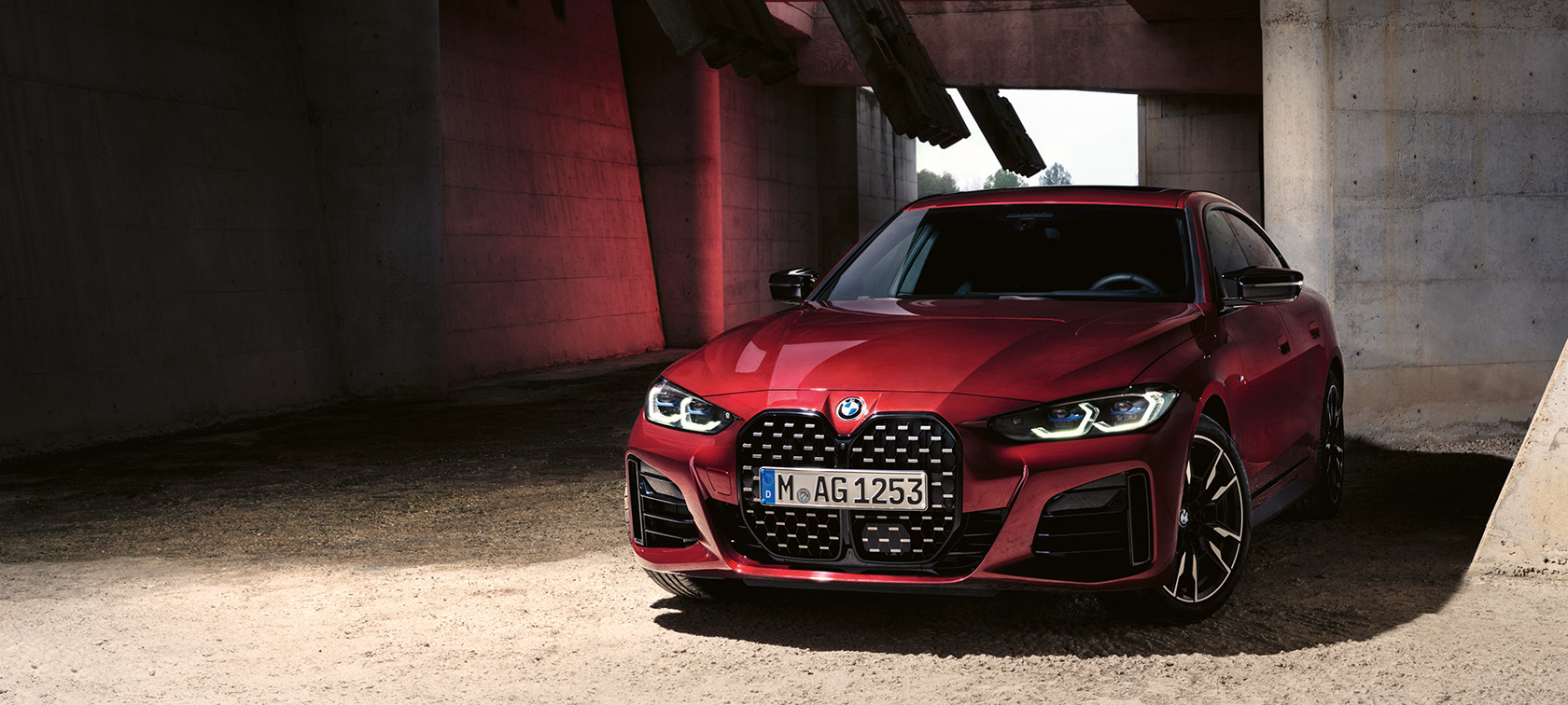 BMW 4 Gran Coupé, G26, BMW Individual Aventurin vörös metál, rézsútos elölnézet