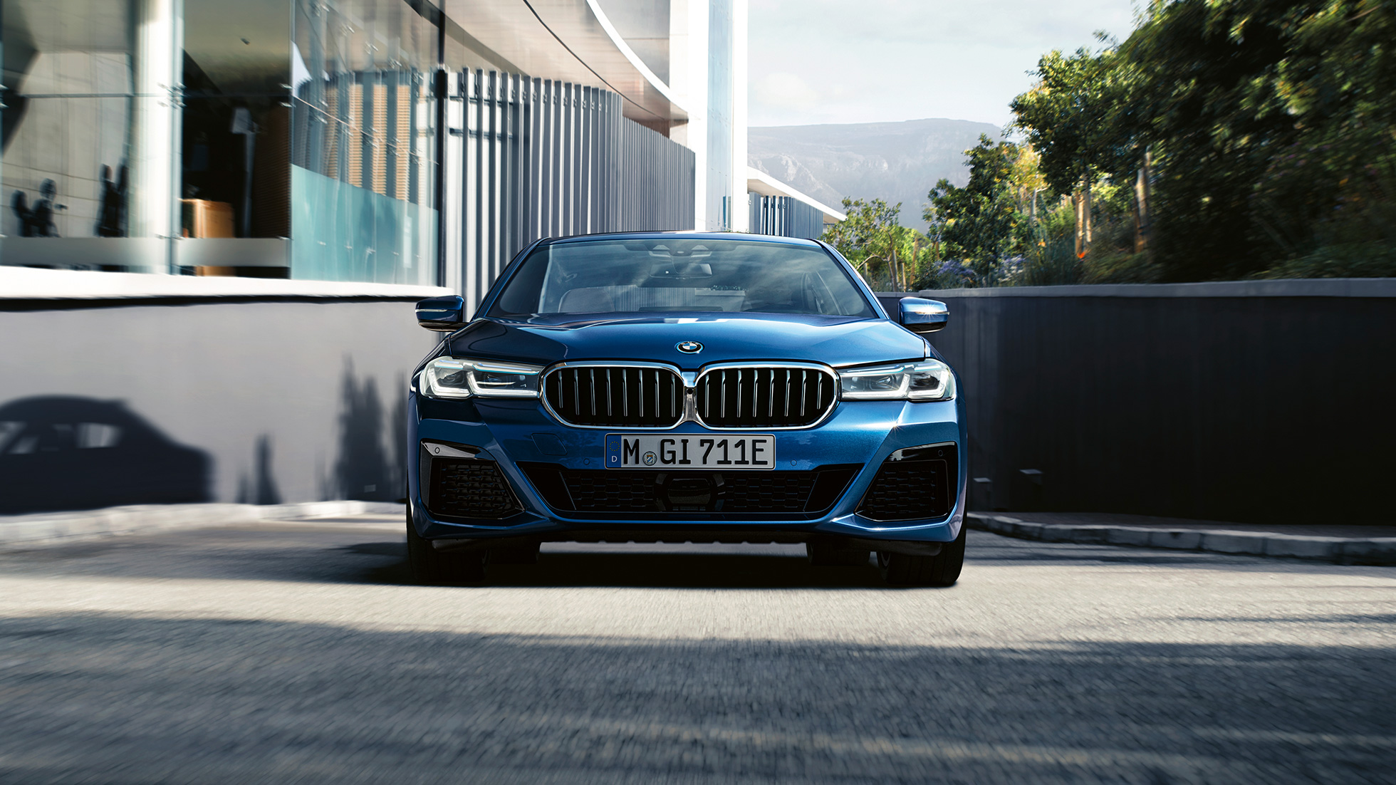 Új BMW vesék és első kötény, BMW 5 Limousine, G30 Új tervezésű BMW vesék és első kötény, BMW 5 Limousine, G30, Facelift 2020, Phytonic kék, az orr közelről