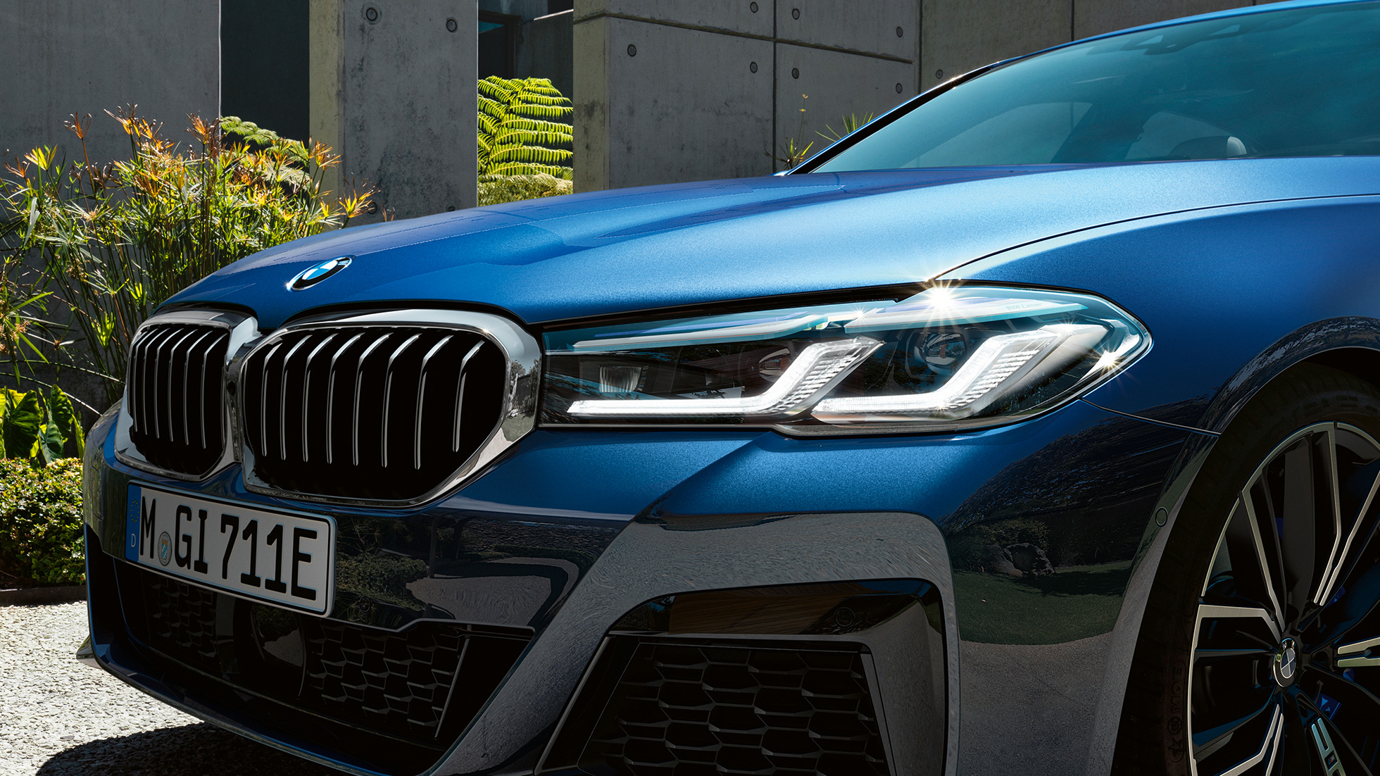 BMW Lézervilágítás, BMW 5 Limousine, G30 BMW Lézervilágítás, BMW 5 Limousine, G30, Facelift 2020, Phytonic kék, az orr közelről